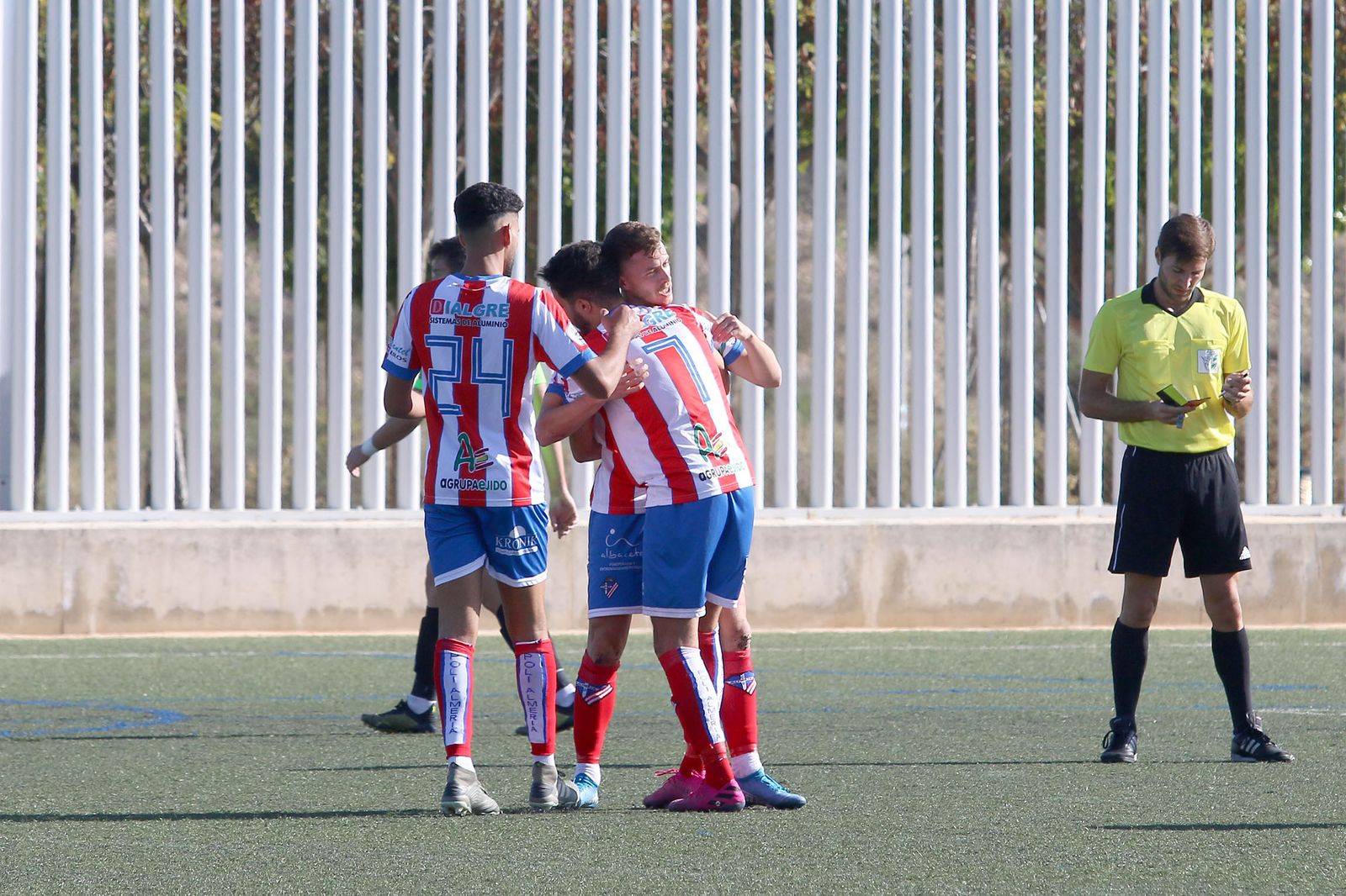 Jugadores rojiblancos celebrando un gol en el Antonio Palenzuela de Viator