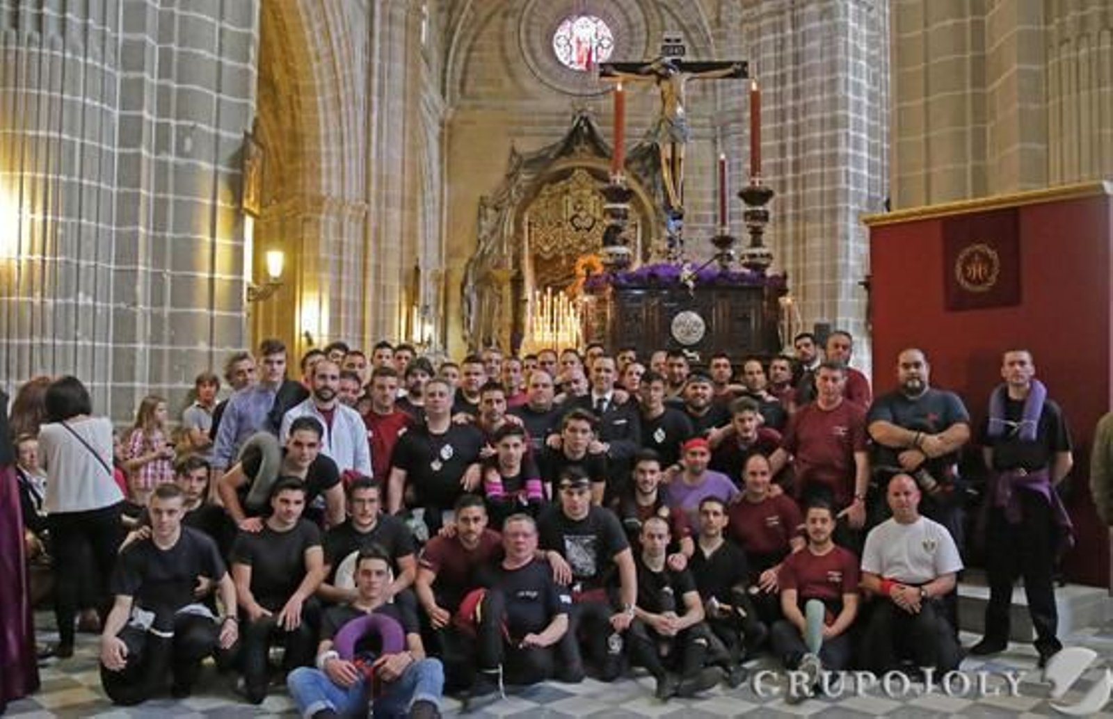 Los hermanos de la Viga antes de procesionar en la Catedral

Foto: Miguel Angel Gonzalez