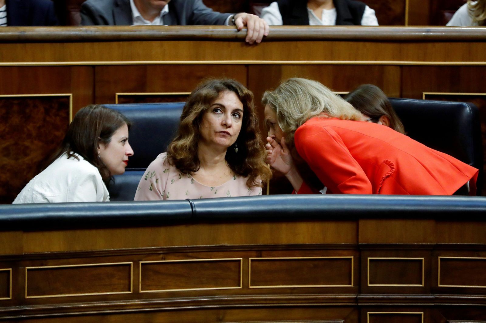 Adriana Lastra, portavoz parlamentaria del PSOE, con las ministras  de Hacienda, María Jesús Montero, y de Economía, Nadia Calviño.