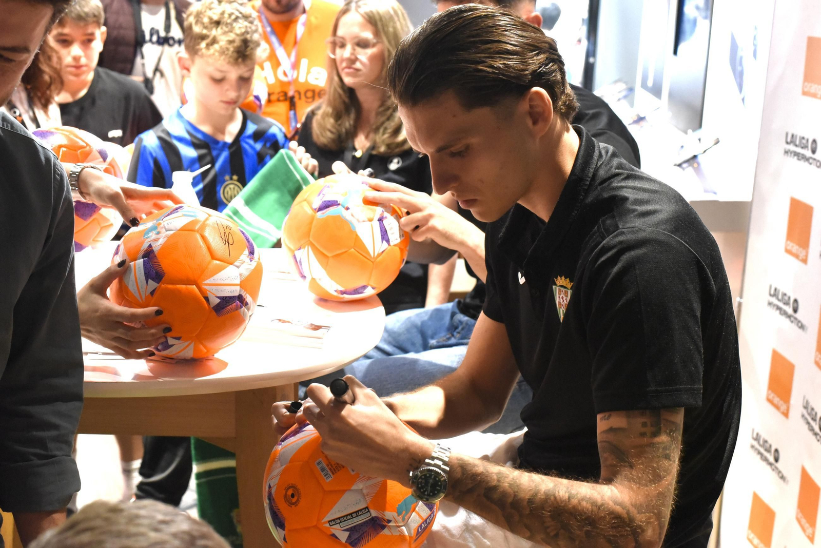 La afición del Córdoba CF enloquece con Álex Sala y Albarrán en el centro de la ciudad