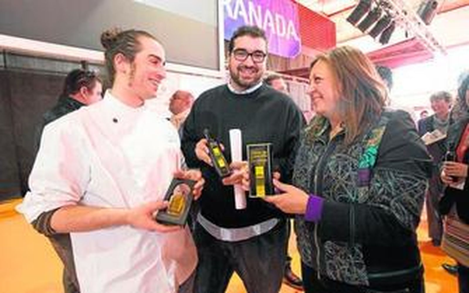 Los cocineros Javier Cabrera y Juan Andrés Morillas, junto con la directora del Patronato, Mar Villafranca.