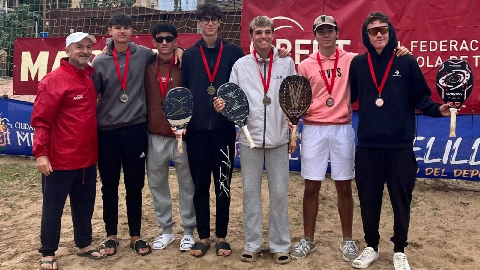 Parte de la delegación del tenis playa almeriense presente en esta relevante cita nacional.