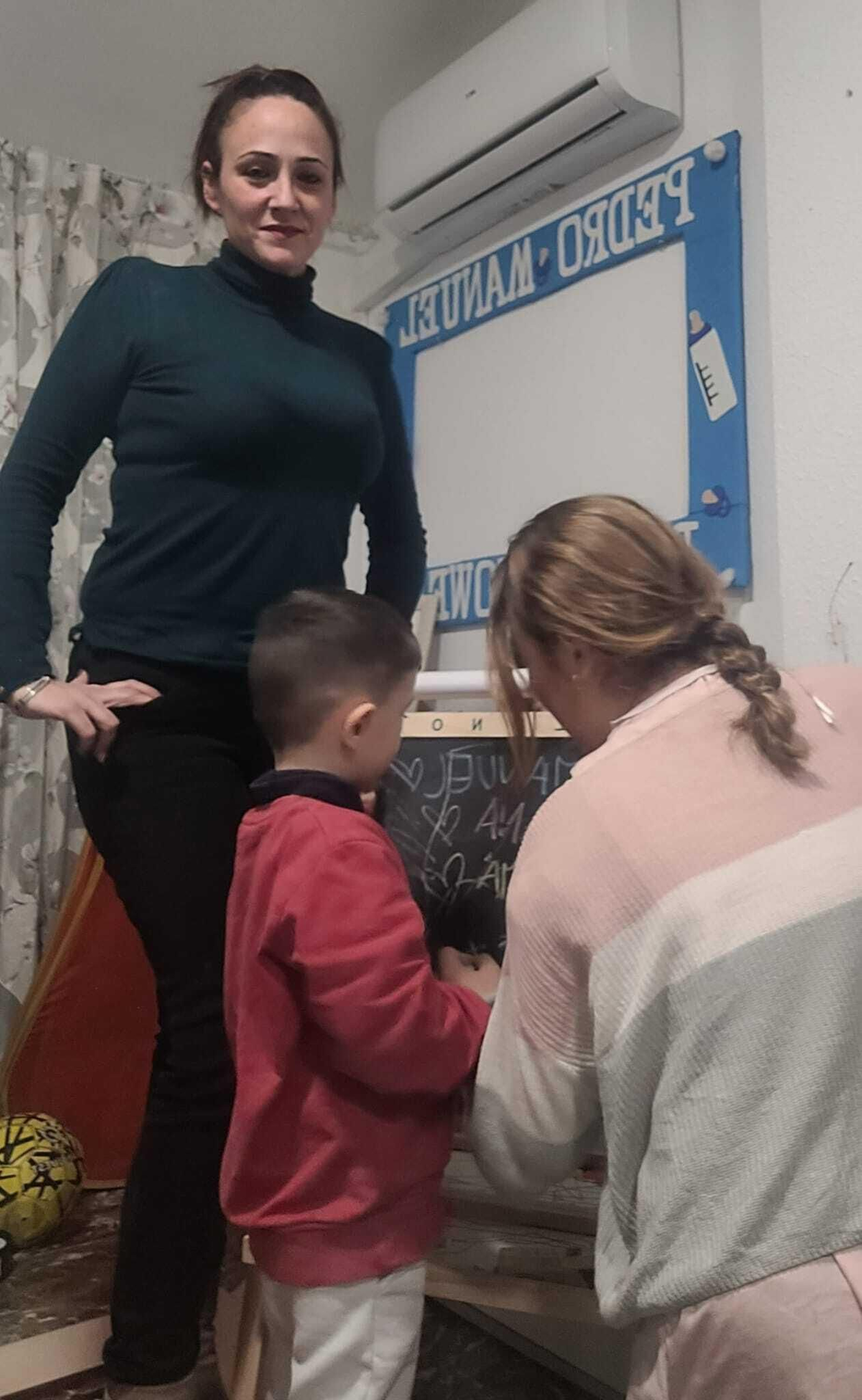 María Paradas con sus dos hijos.