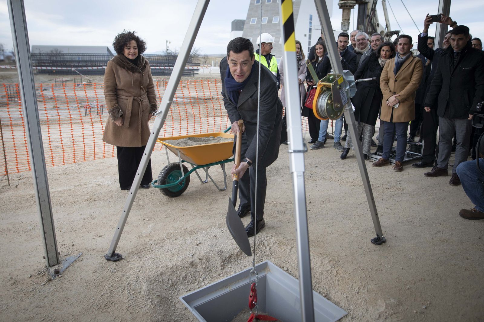 Juanma Moreno coloca la primera piedra del proyecto UGR-Dones