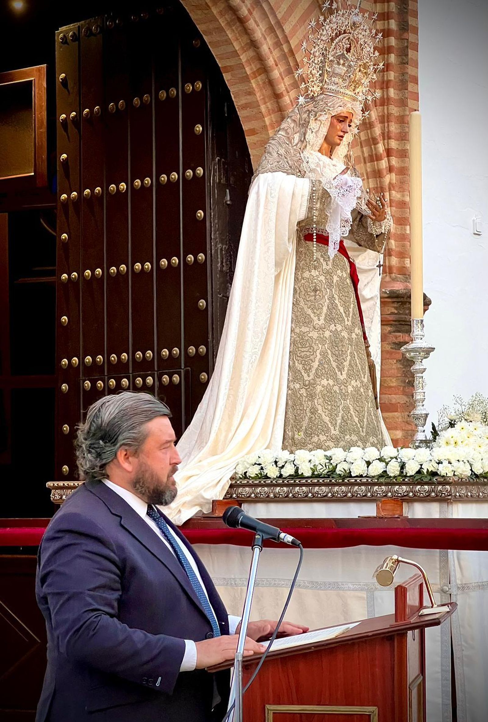 Momento del pregón en el patio de San Sebastián