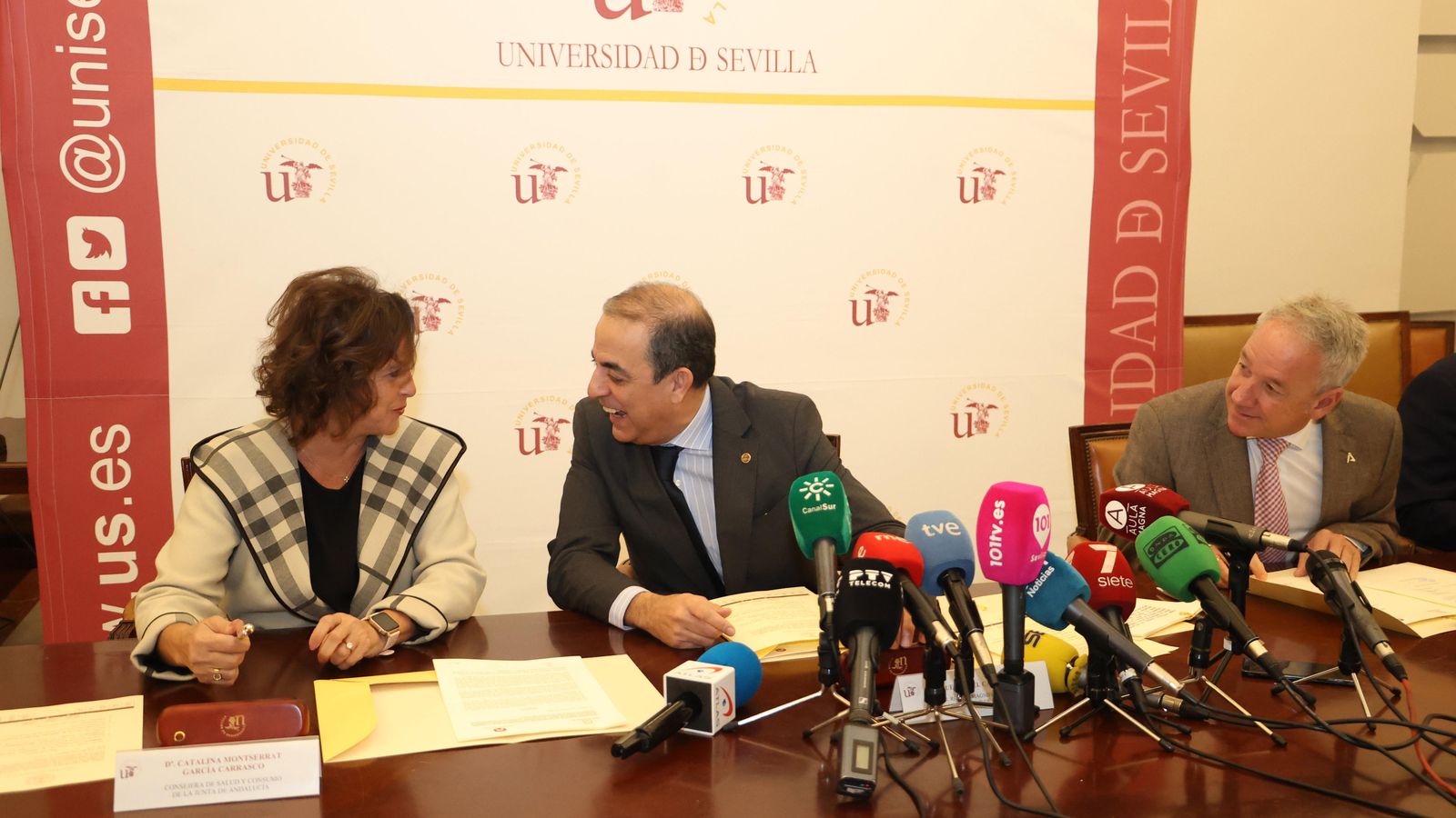 La consejera de Salud, Catalina García; el rector de la US, Miguel Ángel Castro; y el gerente del SAS, Diego Vargas, durante la firma del protocolo de actuación.