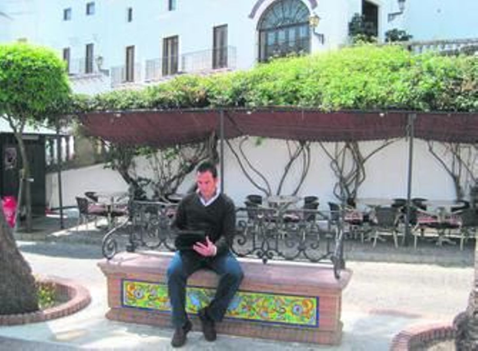 El edil de Juventud realiza una consulta en Internet en la plaza de España.