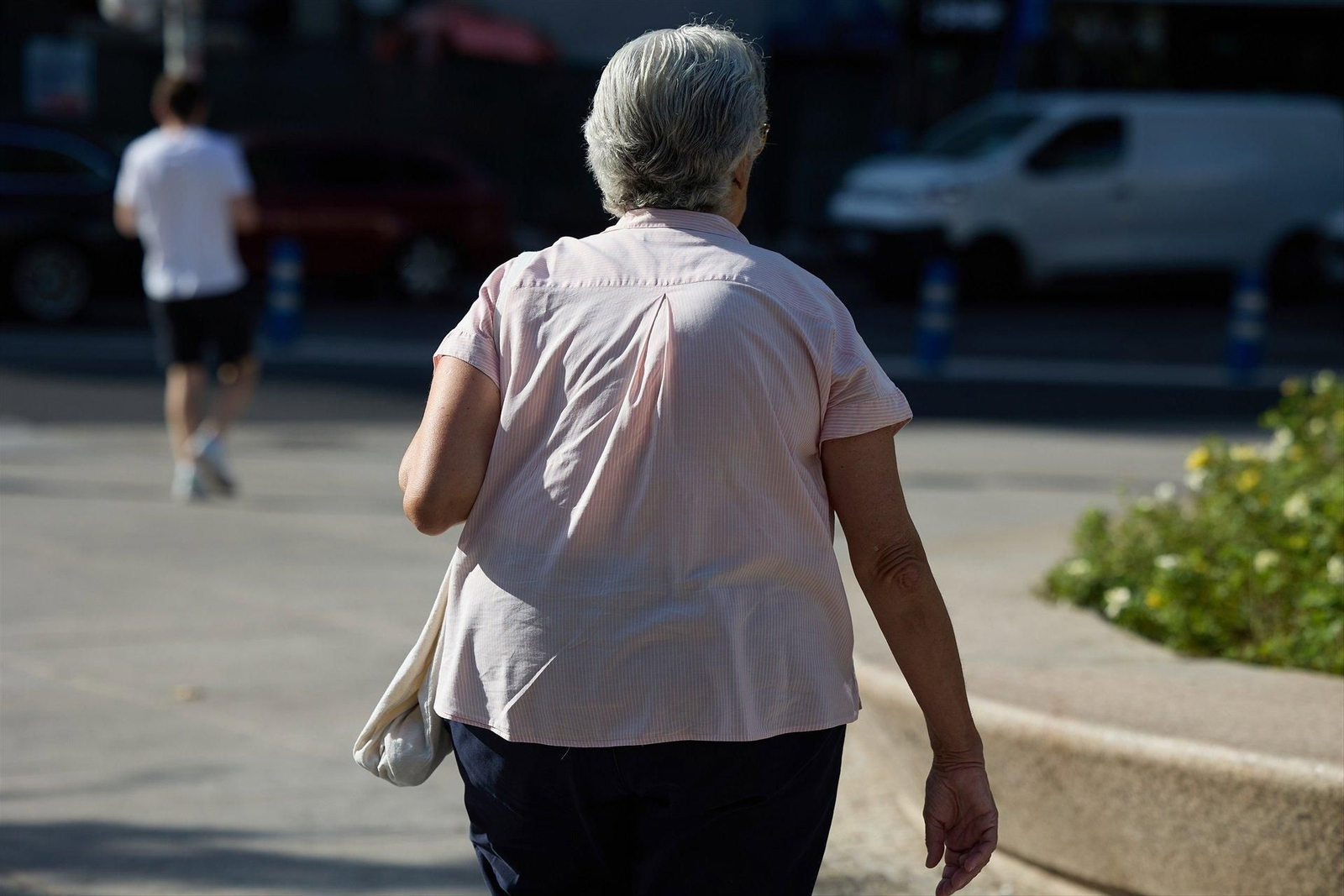 Una señora mayor camina por una calle de Madrid.
