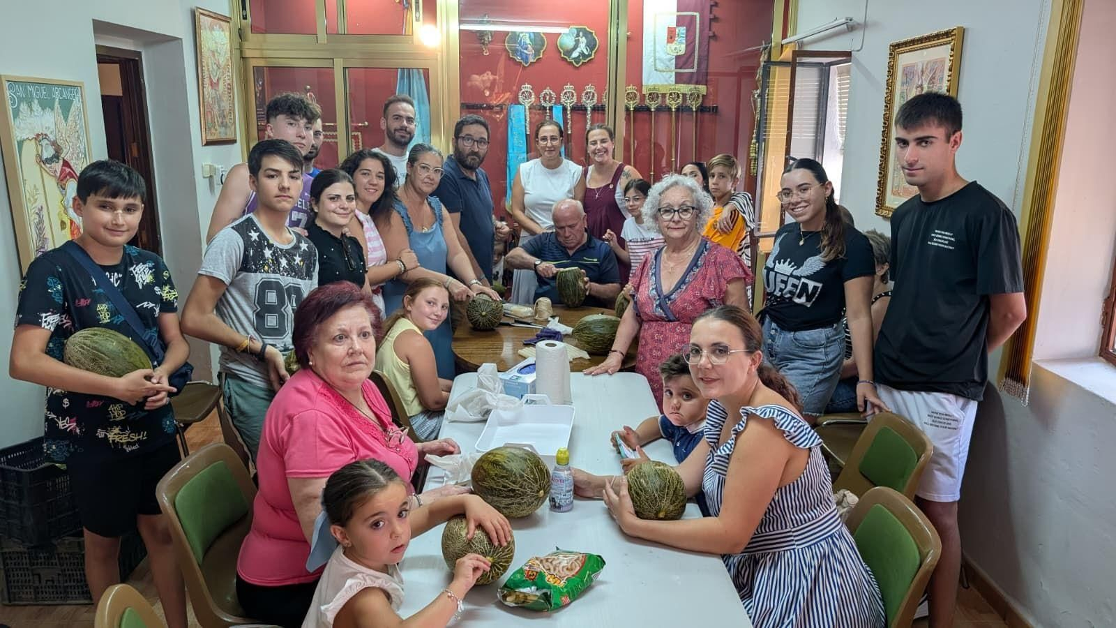 Participantes en los talleres para recuperar los farolillos con melones.