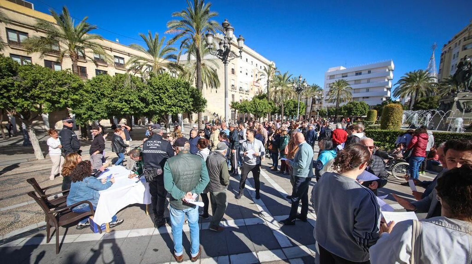 Colas para sacar los bonos en Jerez durante este martes.