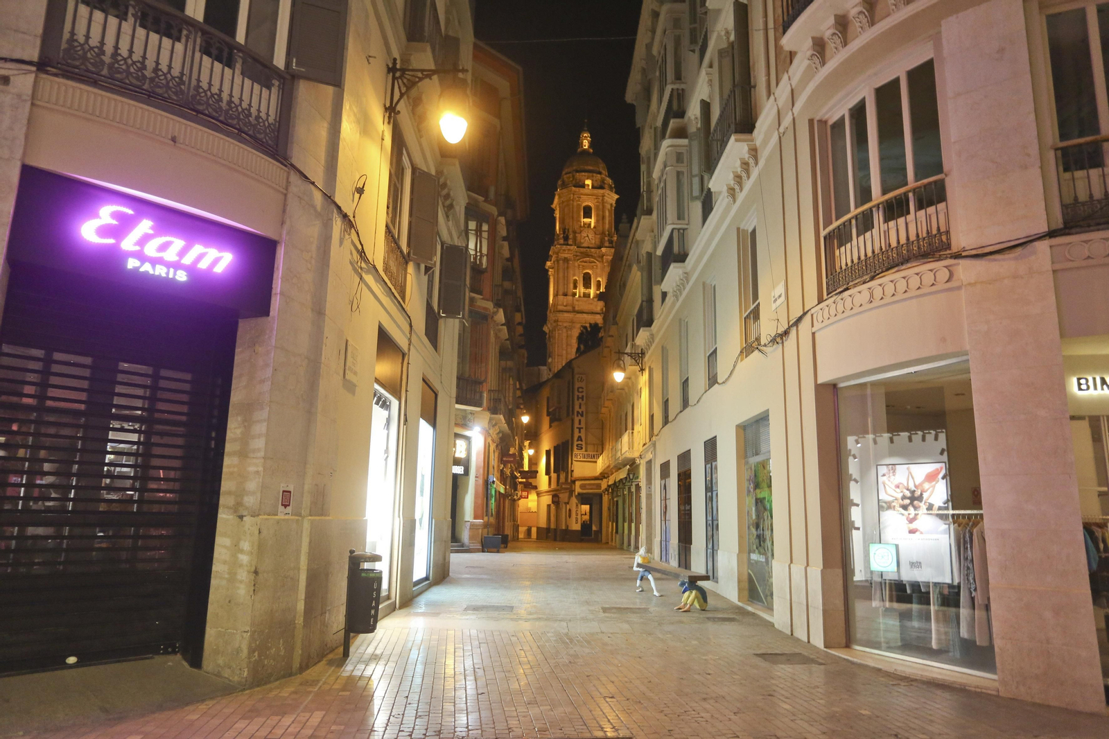 El coronavirus dibuja una noche desierta en el centro de Málaga, en fotos