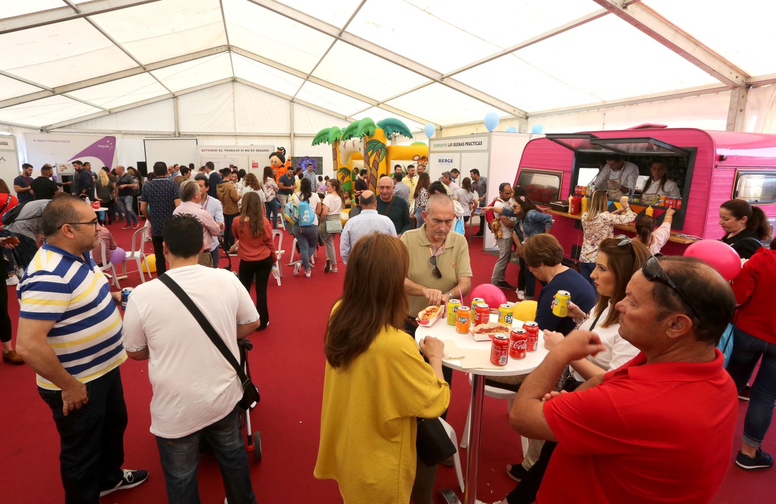Los empleados y sus familiares durante la Feria de la Seguridad de Impala.