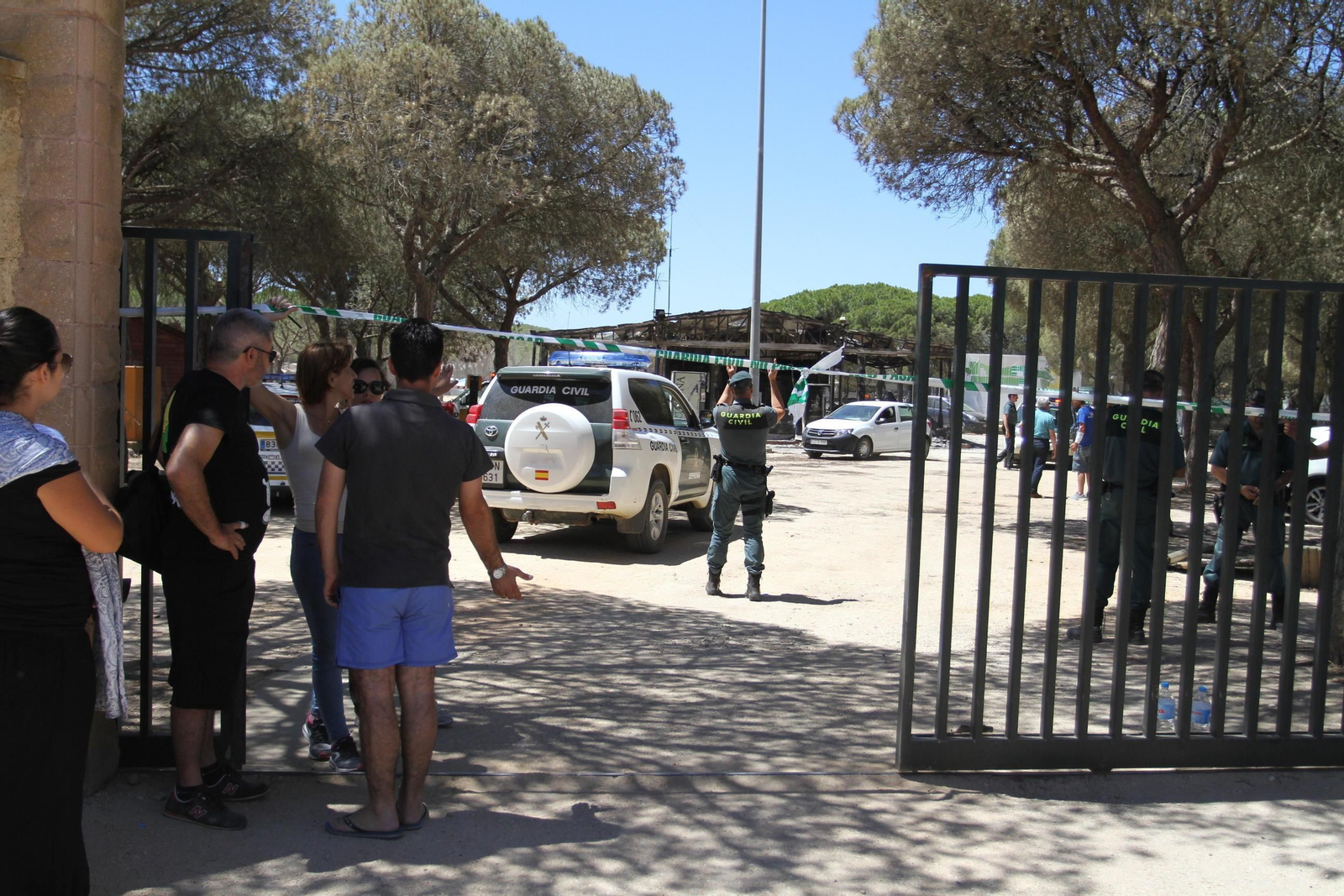 Efectivos de la Guardia Civil custodian la entrada al Camping Doñana.