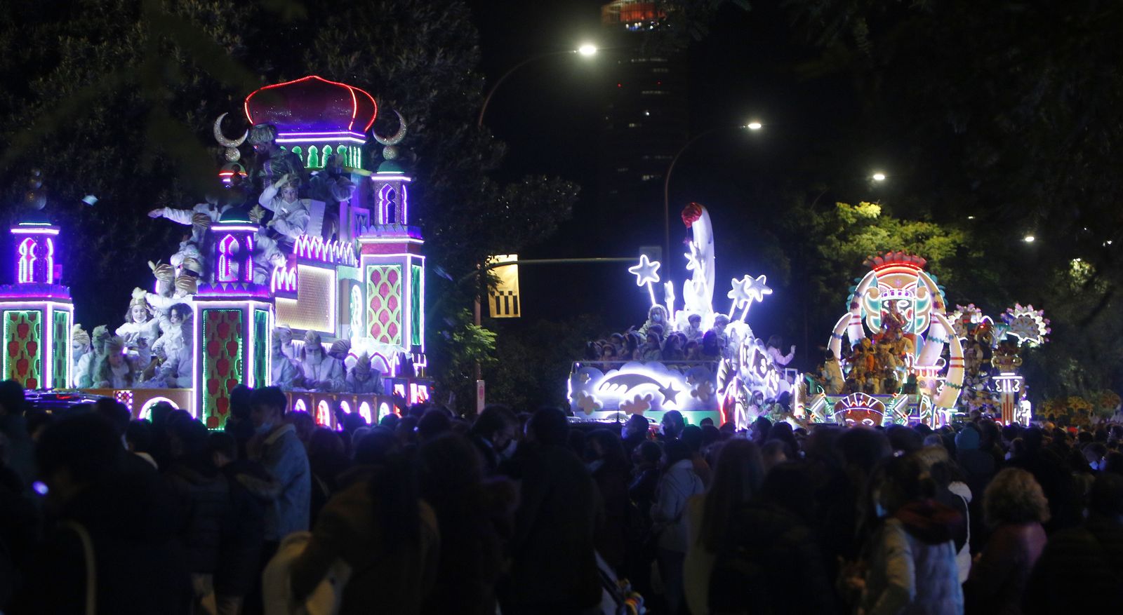 Imágenes de la cabalgata por el Paseo de Colón