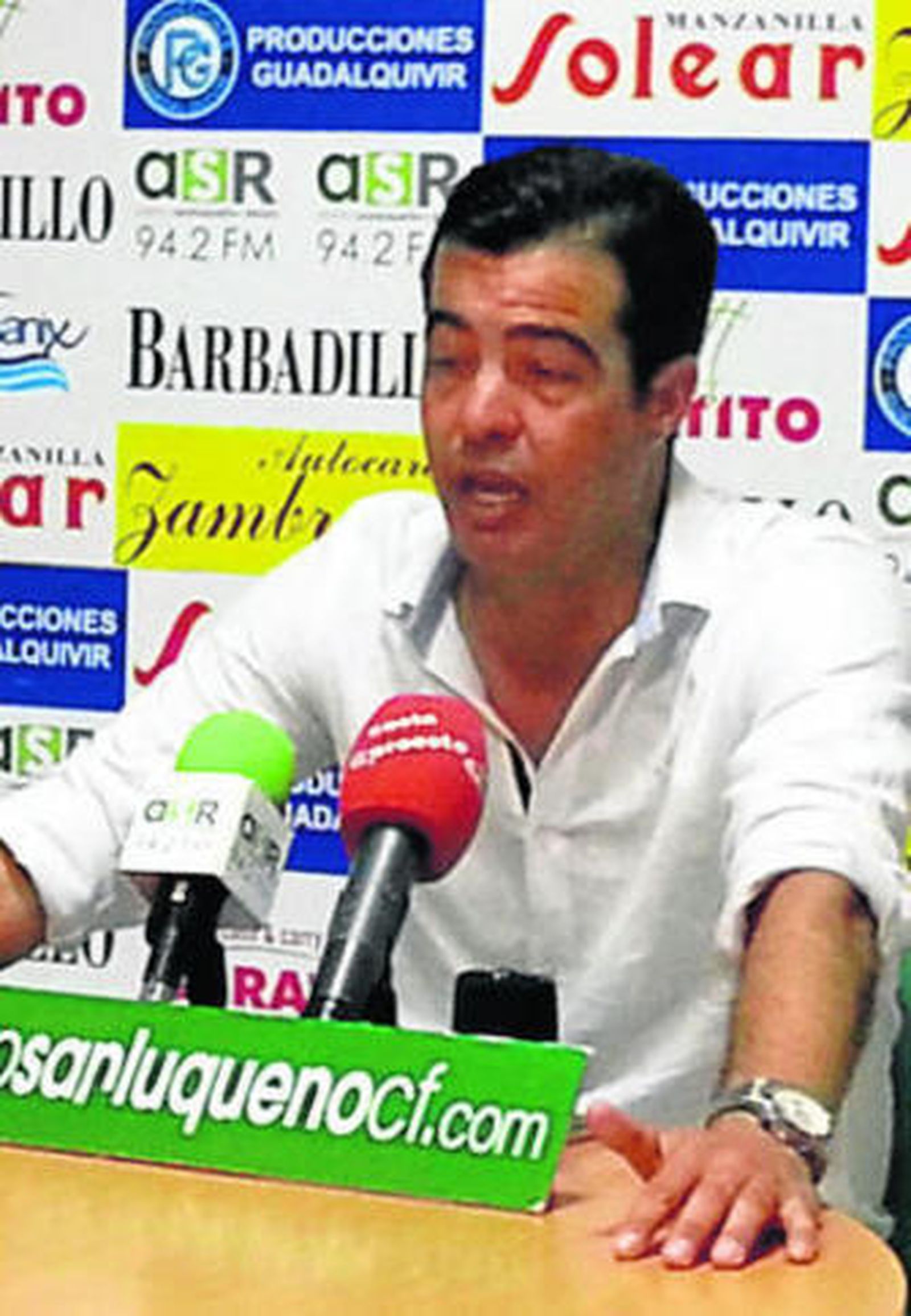 José Herrera, técnico del Sanluqueño, atiende a la prensa este domingo.