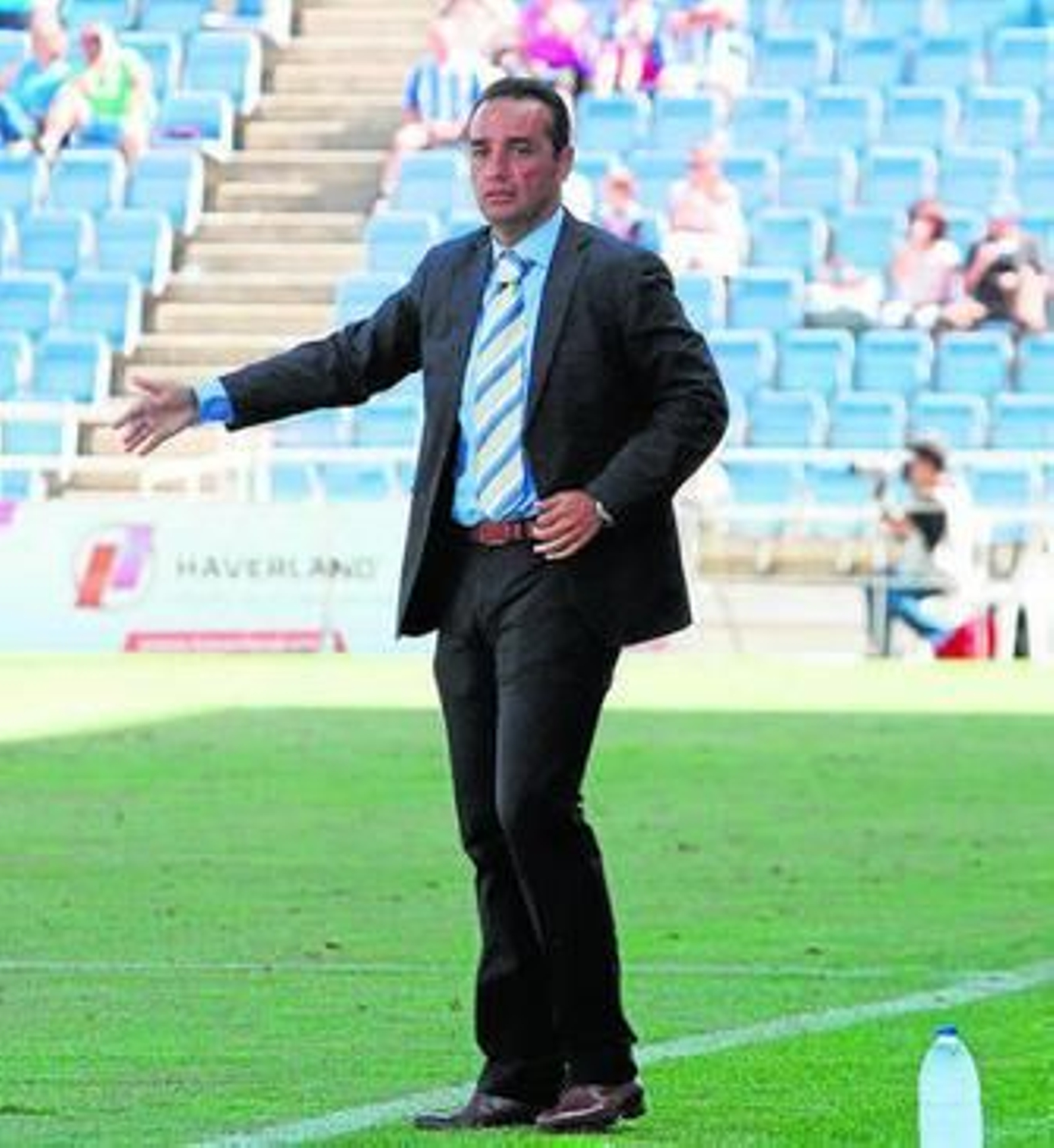 José Luis Oltra da instrucciones durante el partido de ayer.