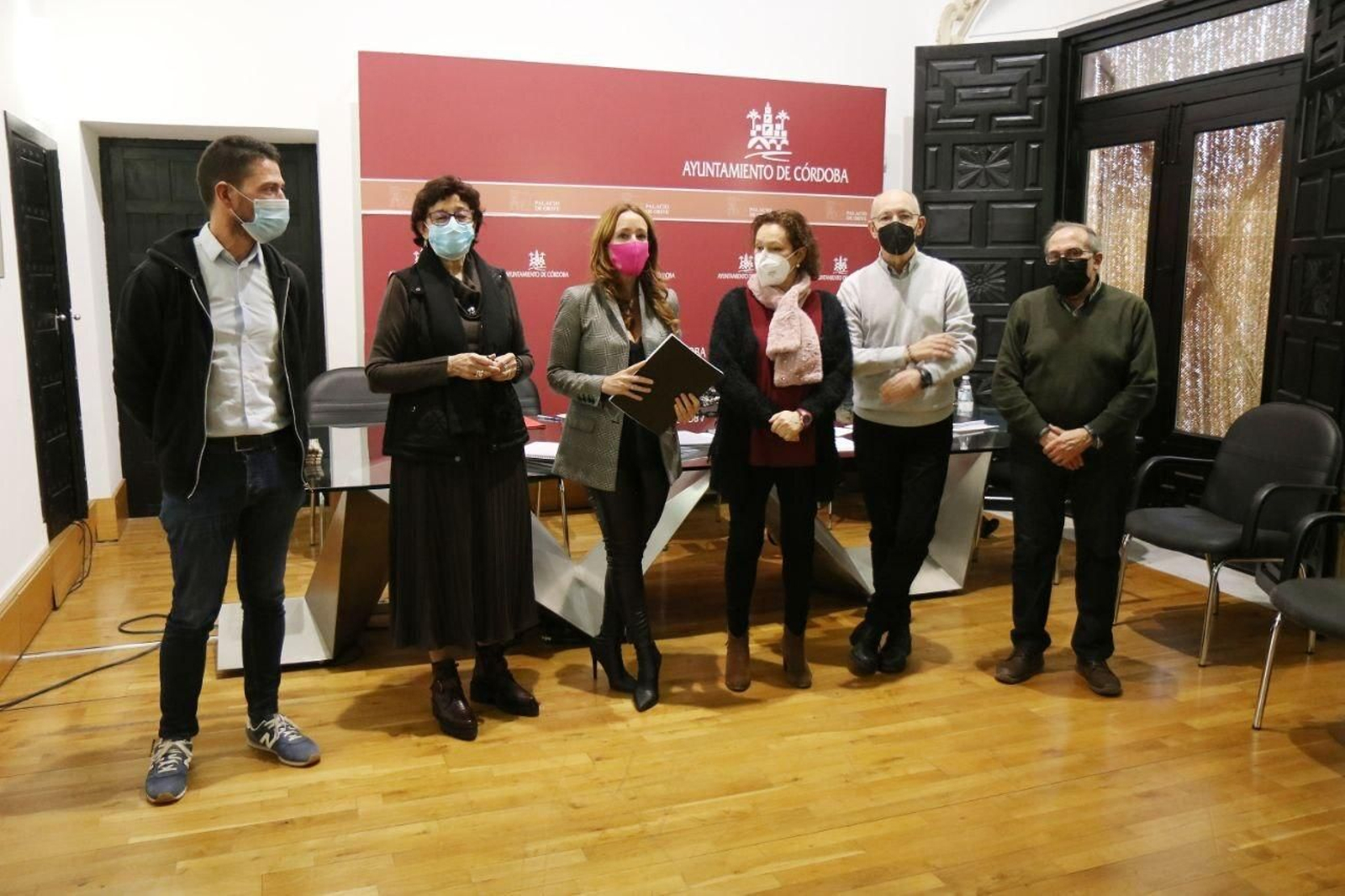 La delegada de Cultura del Ayuntamiento, Marián Aguilar, acompañada del jurado que ha otorgado el premio