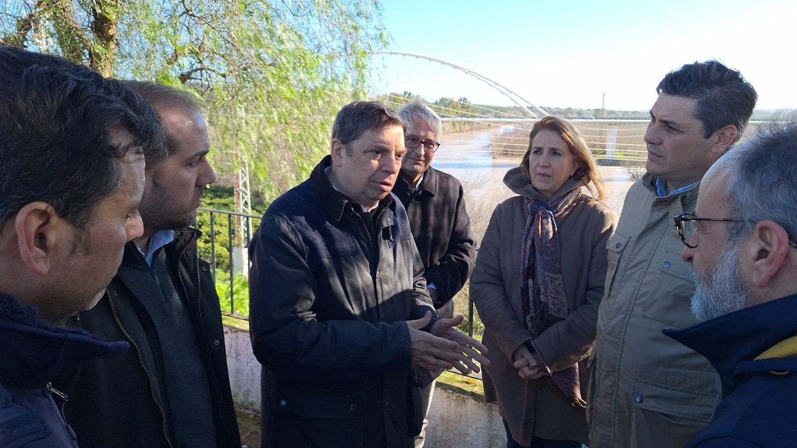Luis Planas, durante su visita a agricultores afectados por el temporal en Palma del Río.