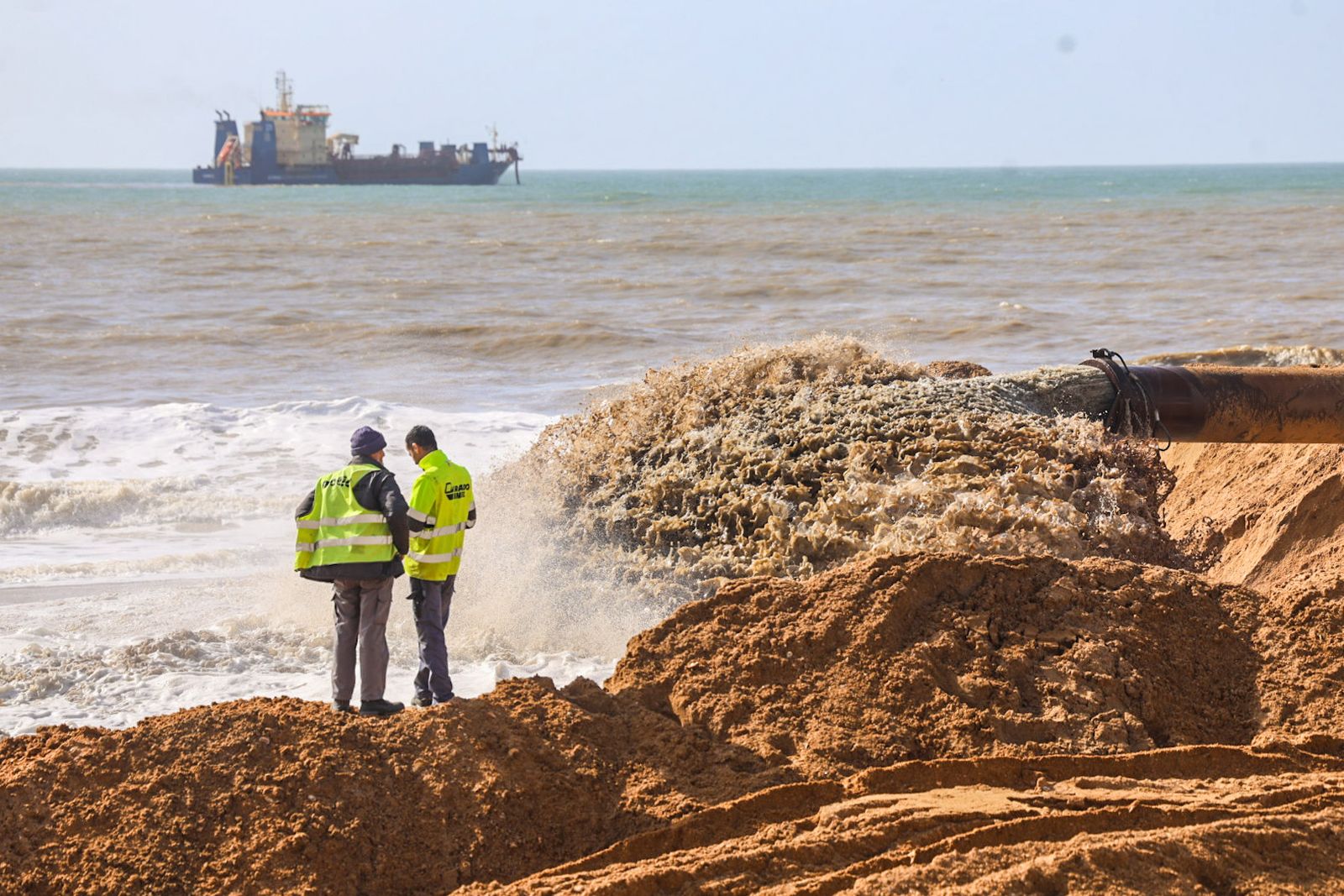 Fotografías del aporte de arena a la playa de Matalascañas