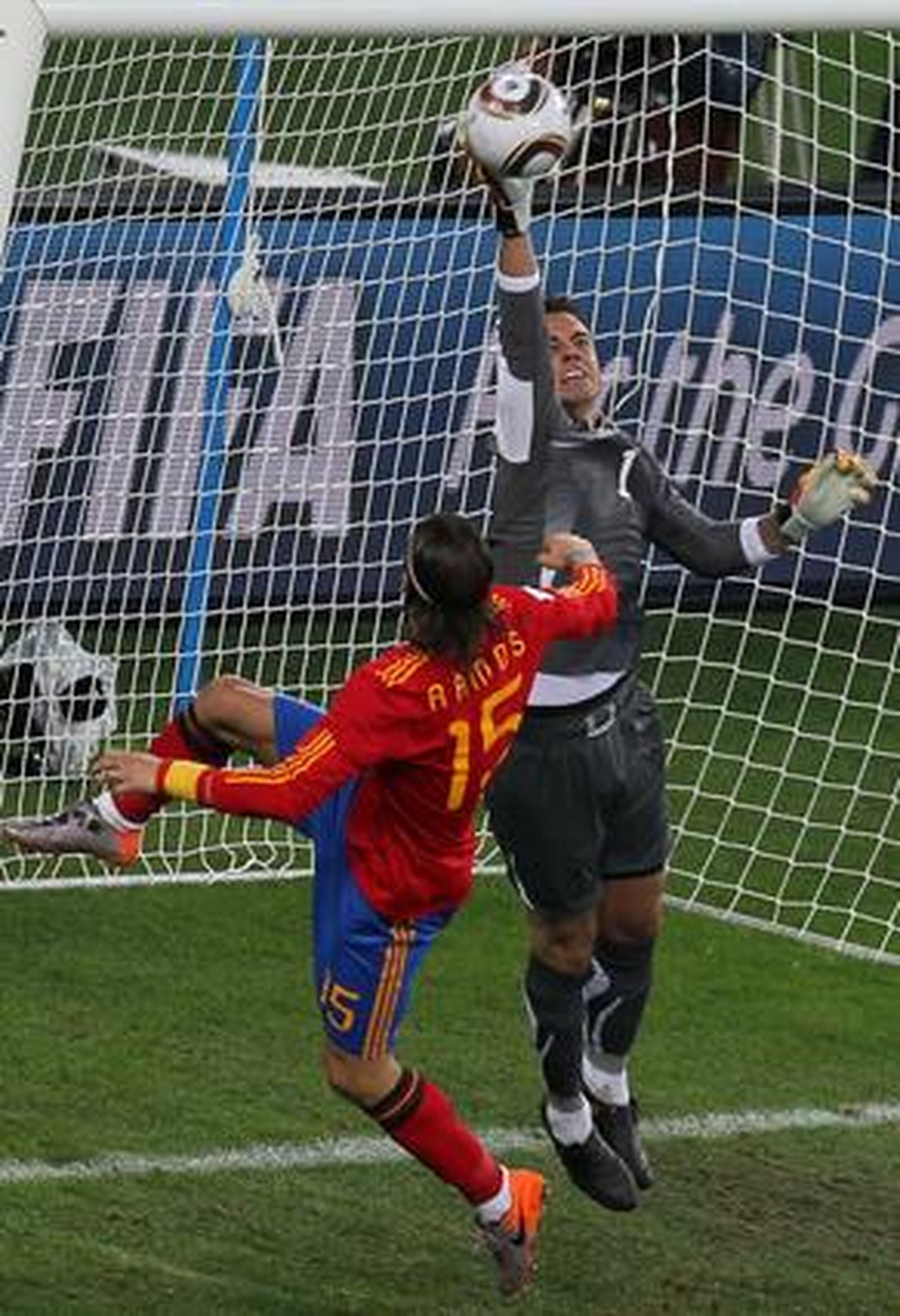 Suiza protagoniza la gran sorpresa en el inicio del Mundial al batir a España. / Reportaje gráfico: EFE, Reuters, AFP