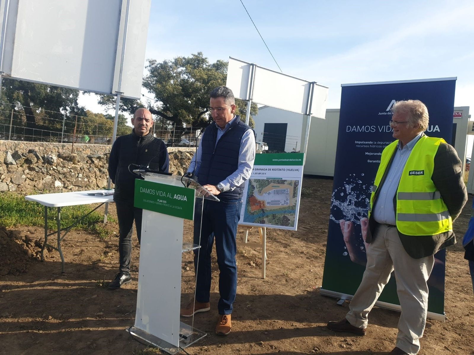 El delegado de Agricultura, Pesca, Agua y Desarrollo Rural de la Junta en Huelva, Álvaro  Burgos , durante el acto de primera piedra de las obras de remodelación de la EDAR de La Granada de Riotinto.