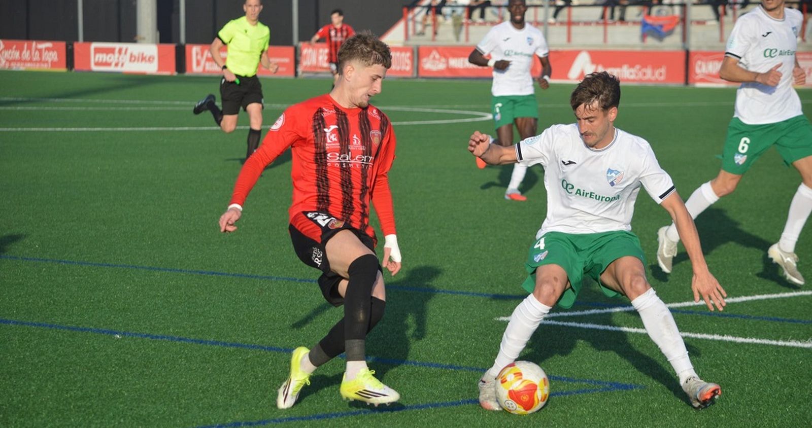Tomazinho intenta marcharse de la presencia de Titi.