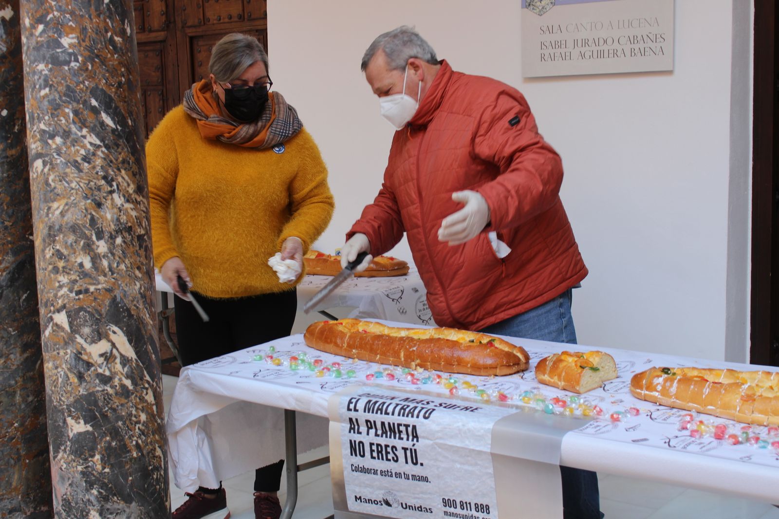 El roscón de Reyes gigante y solidario de Lucena, en fotografías