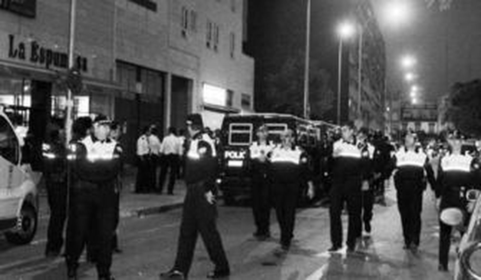 Un grupo de policías trabaja una noche junto al Sánchez Pizjuán.