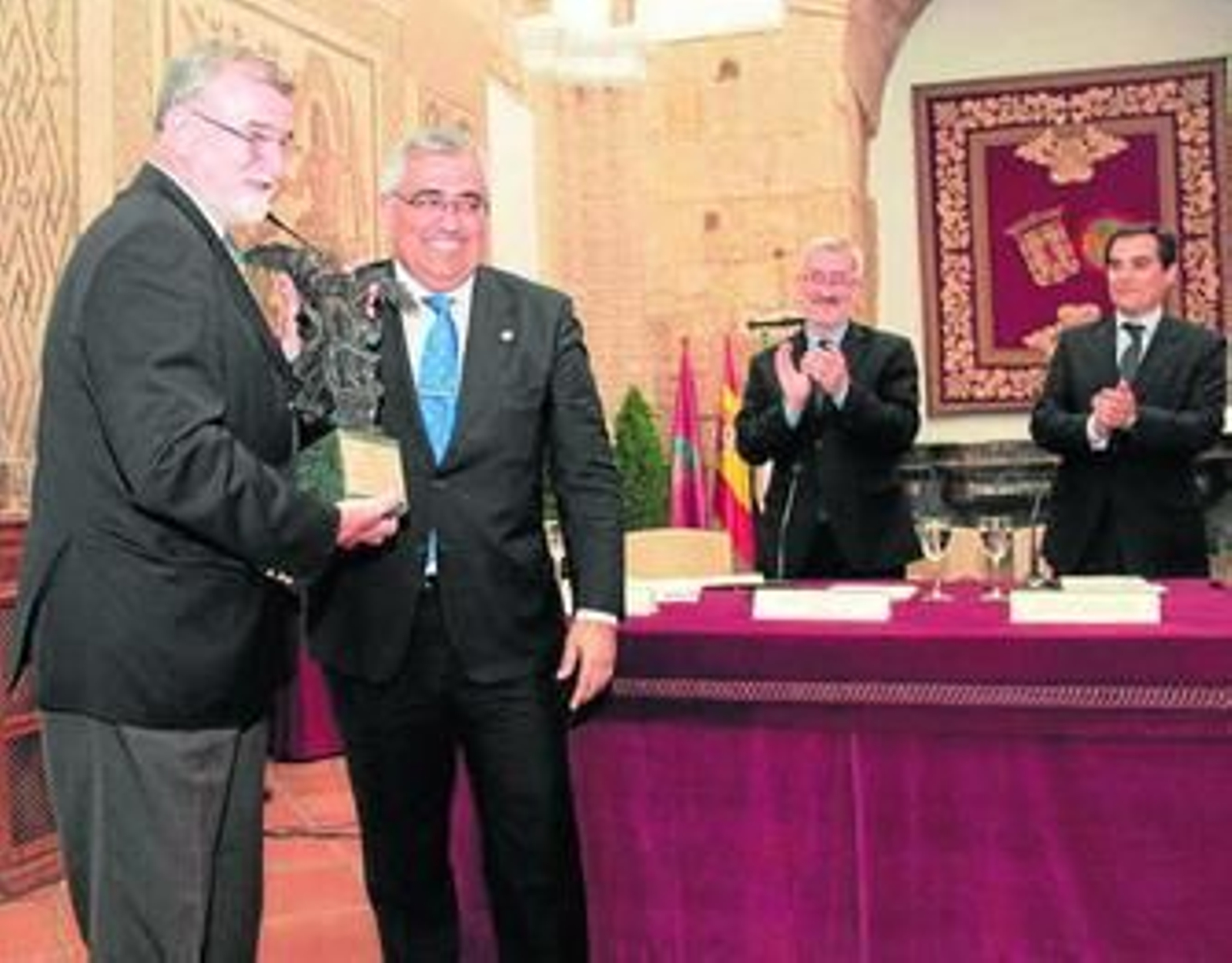 Entrega del reconocimiento al rector de la UCO.