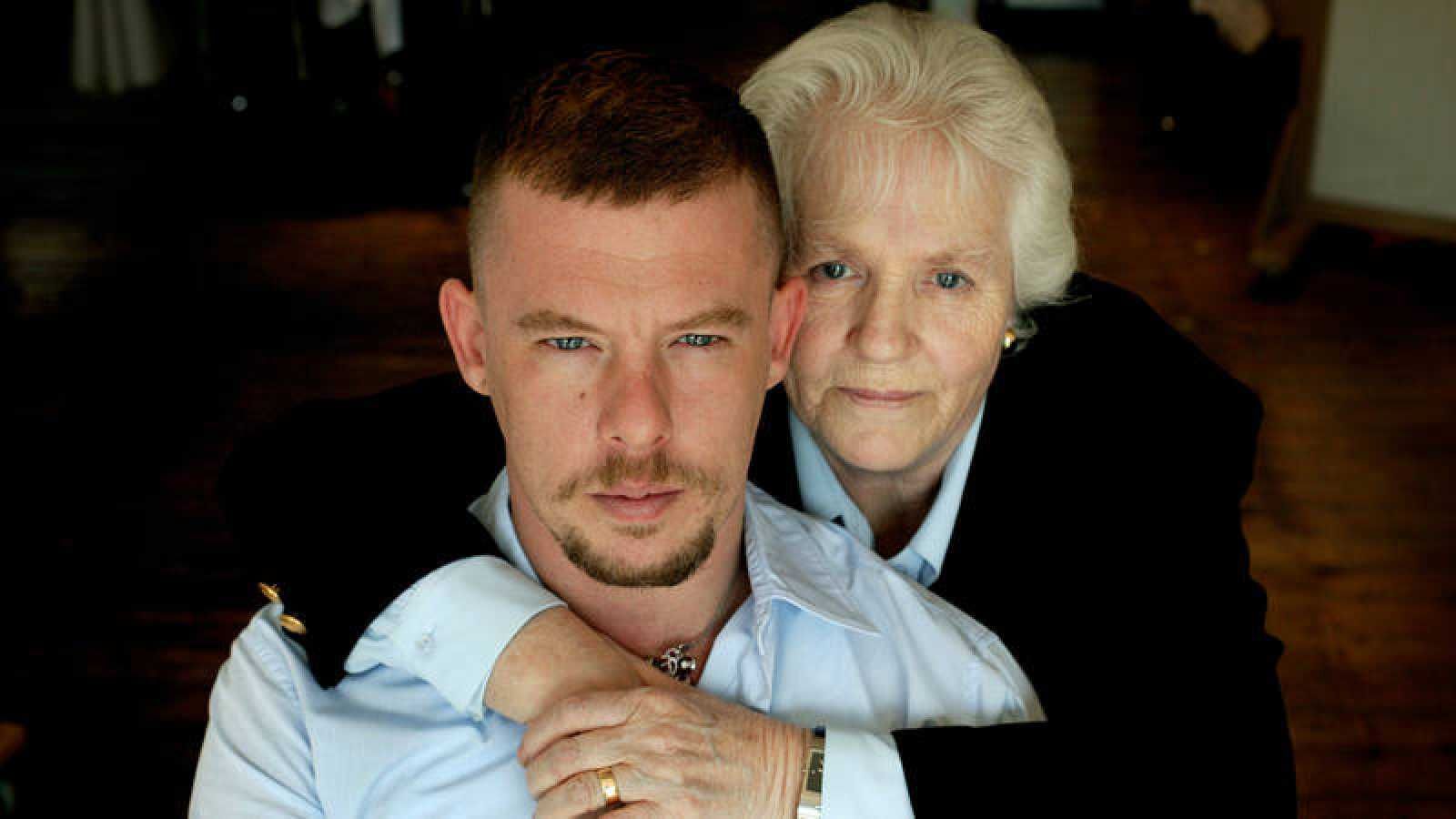 Con su madre, Joyce.