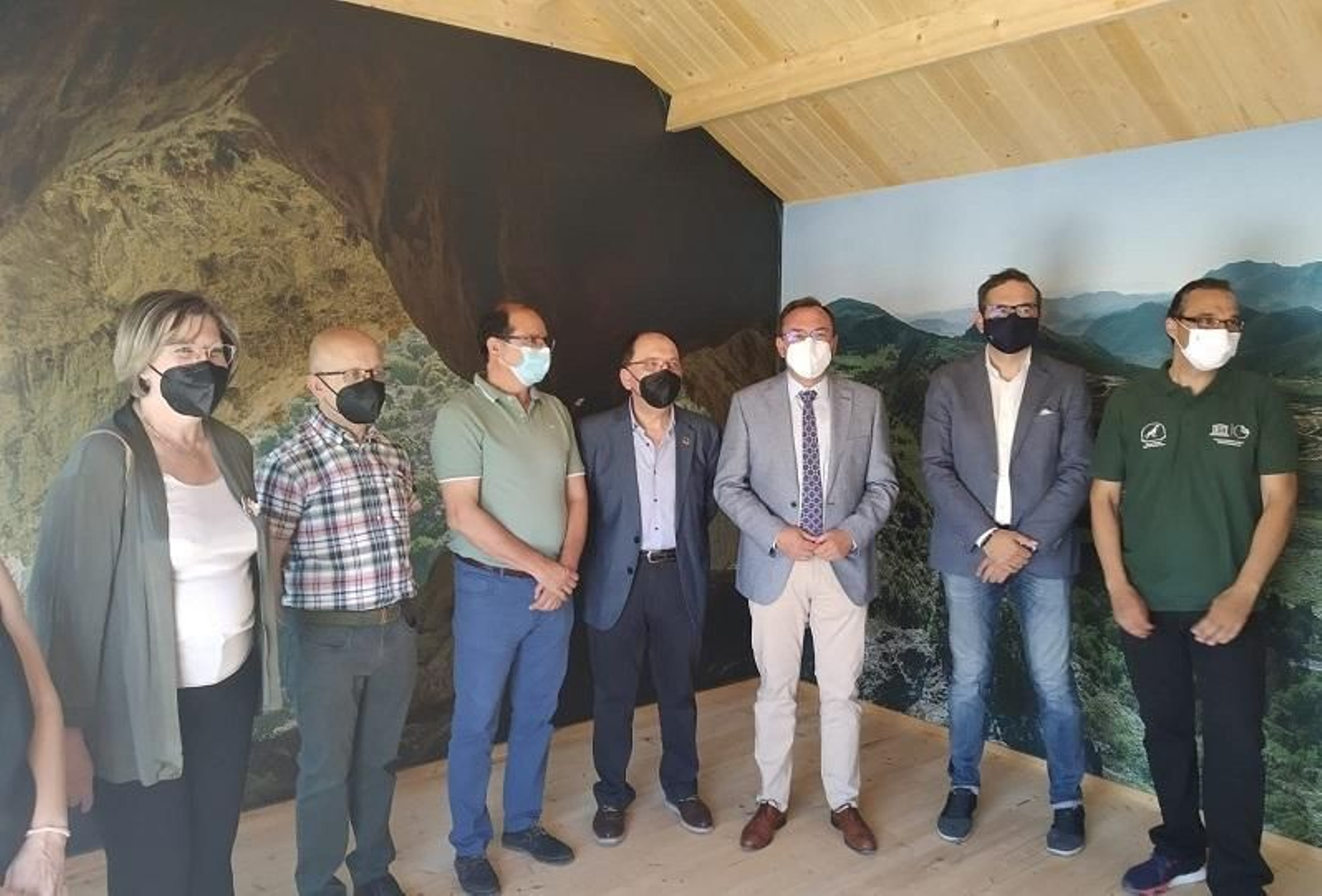 Representantes Institucionales en una visita al parque de las Sierras Subbéticas.