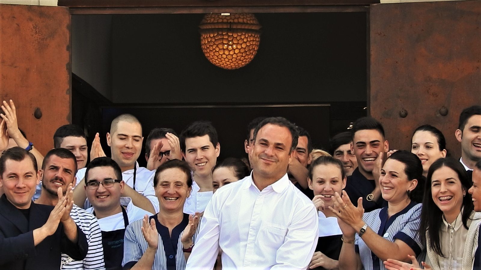 Una imagen remitida ayer por el restaurante con el chef recibido entre aplausos por aprendices y trabajadores.