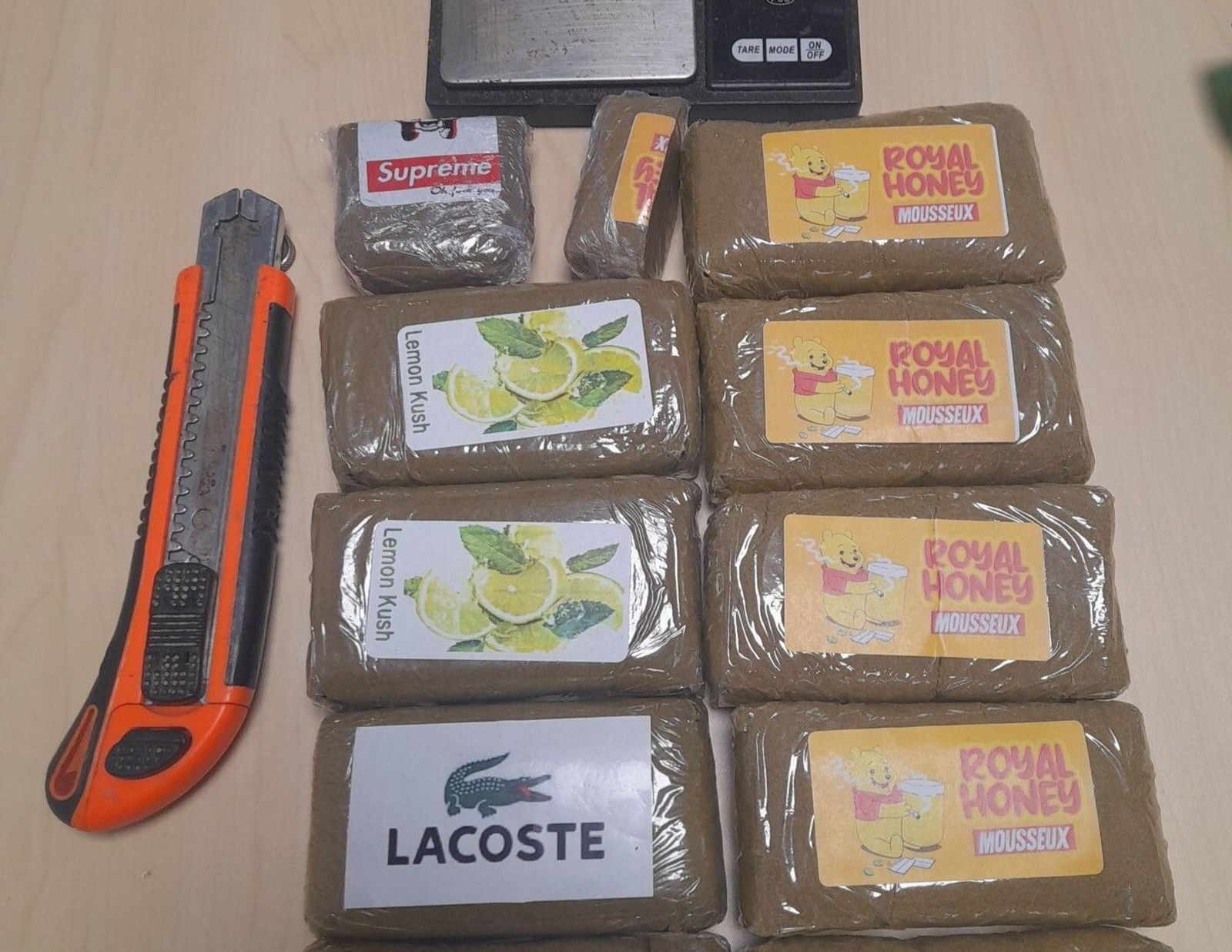 La droga incautada al conductor en Moguer.