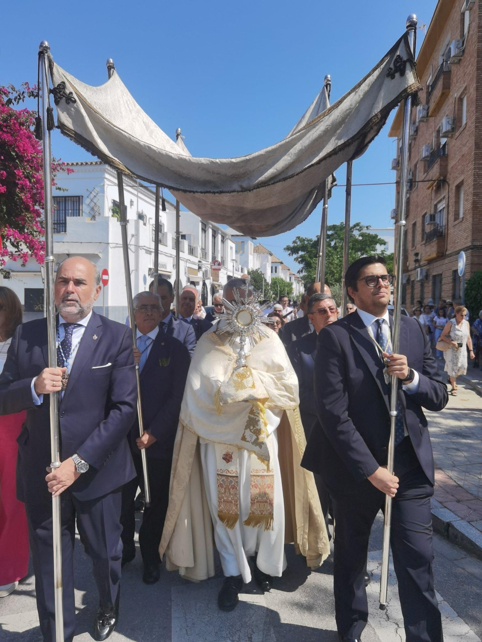 La procesión eucarística en la Misión. A la derecha, Manuel Martín Fajardo, Delegado de Glorias