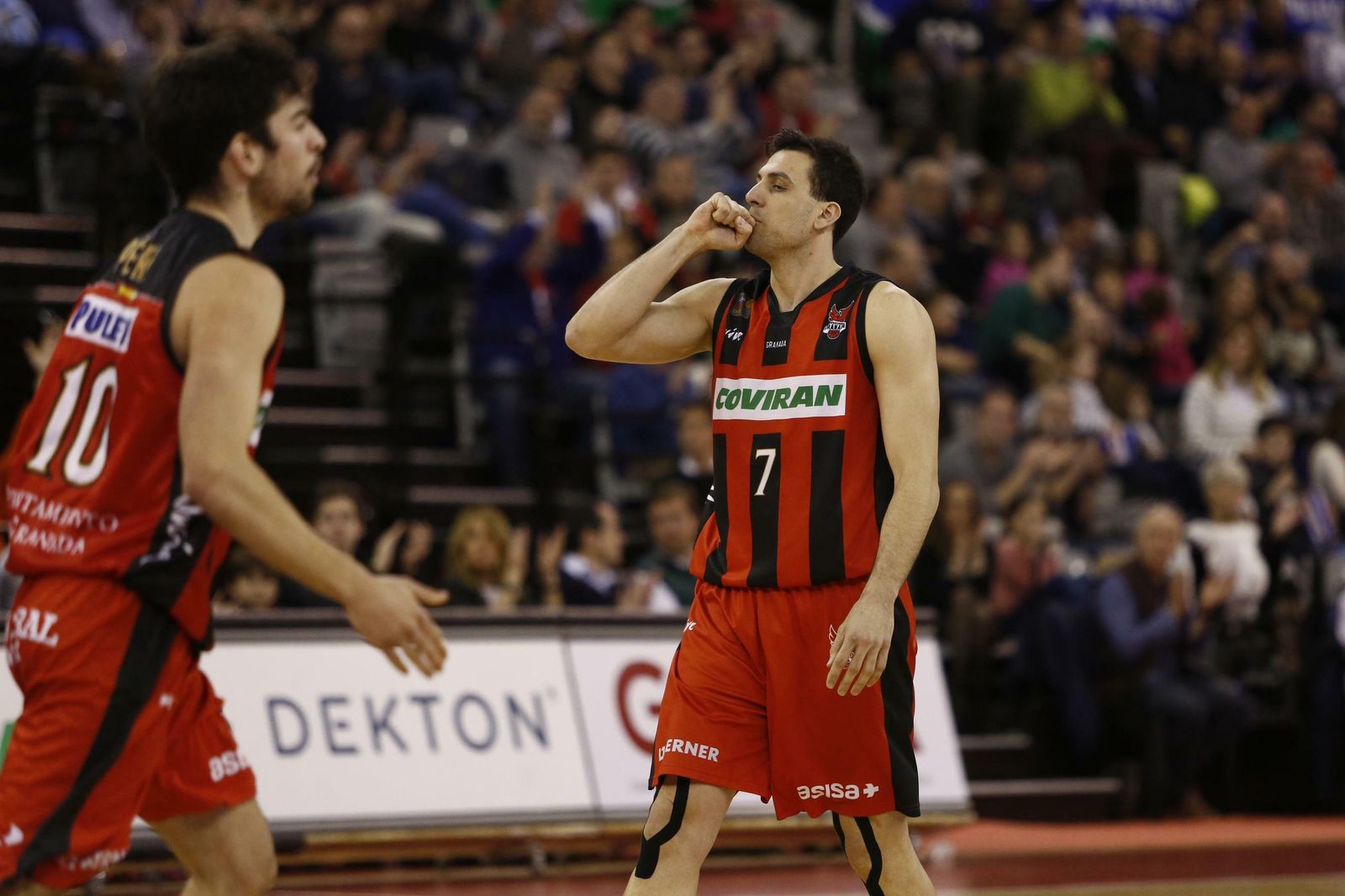 Bortolussi celebra una buena acción en el choque ante el Araberri