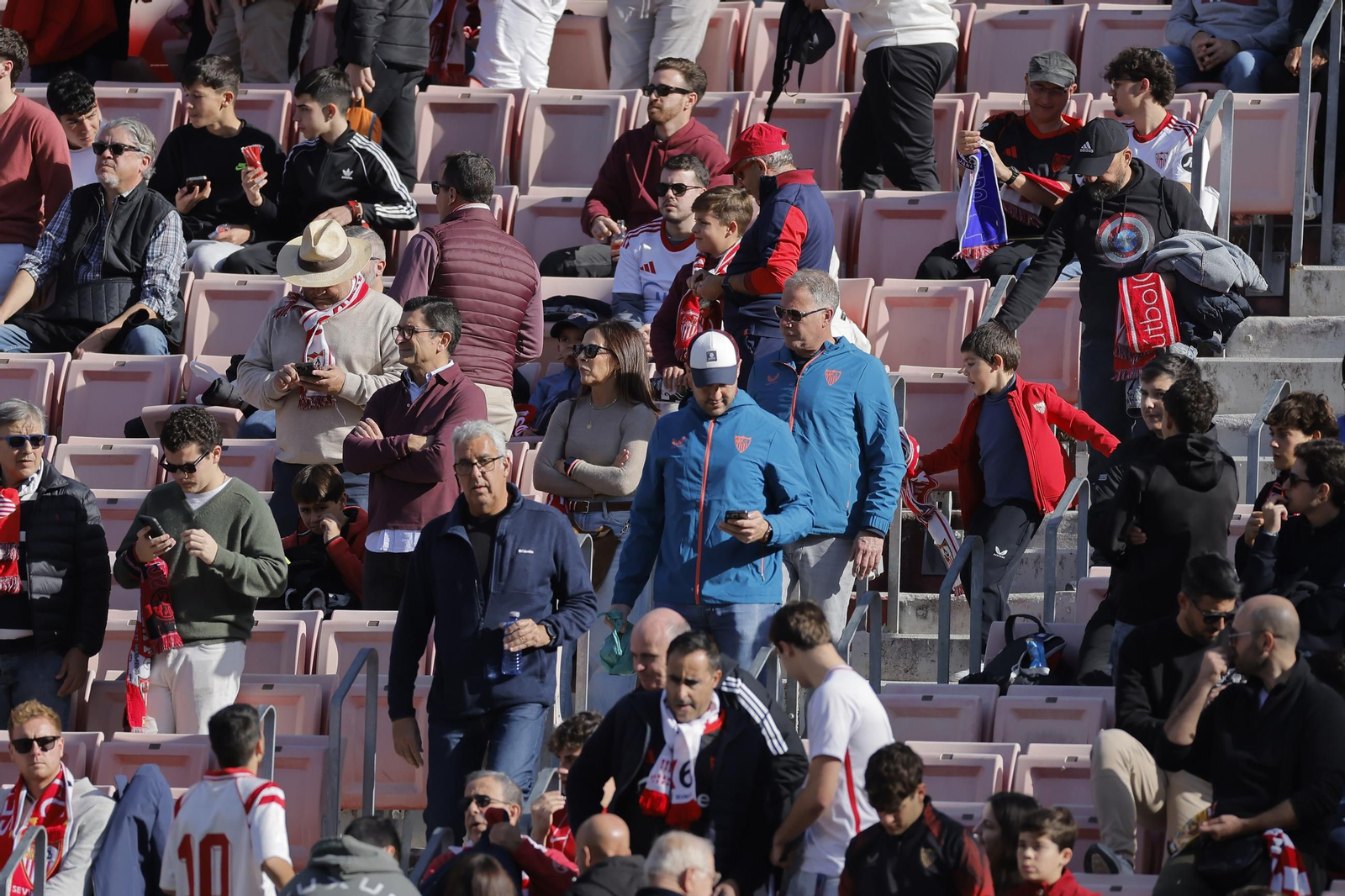 Búscate en las fotos del Sevilla - Oviedo