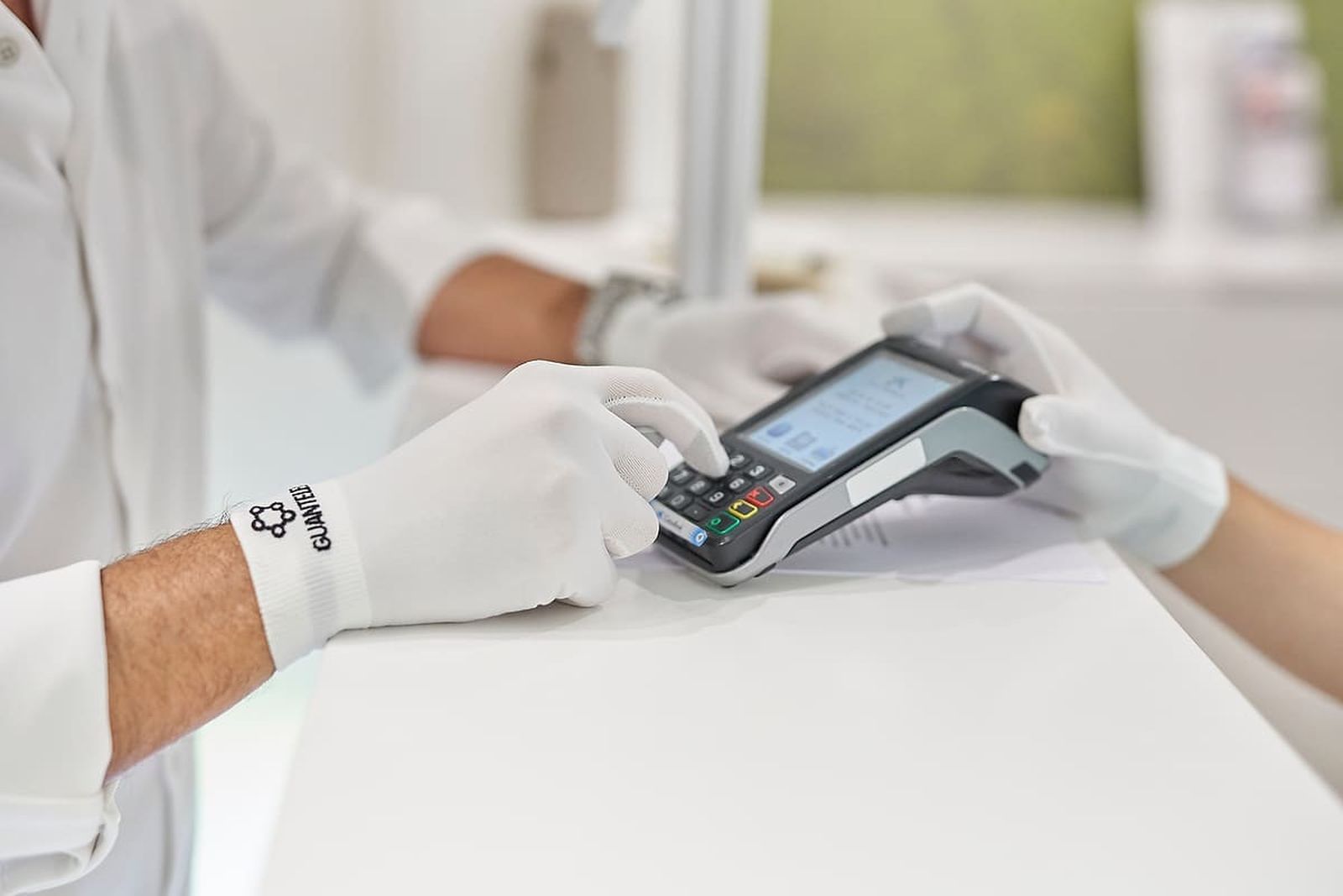 Así es el guante que destruye el coronavirus