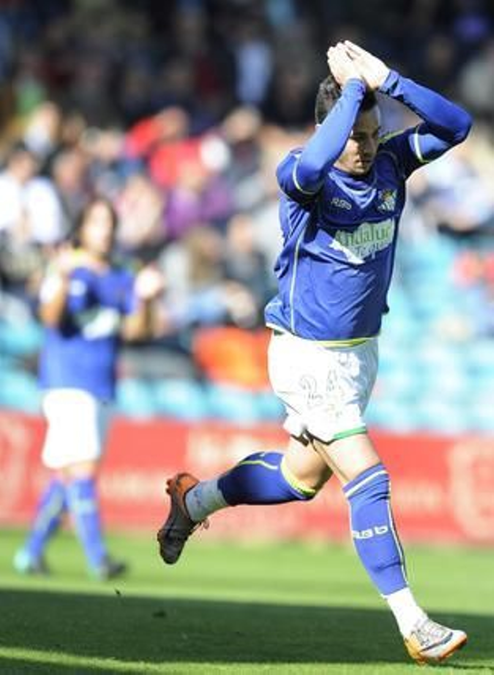 El Betis gana un partido marcado por el susto protagonizado por el jugador del Salamanca Miguel García, que sufrió una parada cardorrespiratoria en pleno partido. / LOF