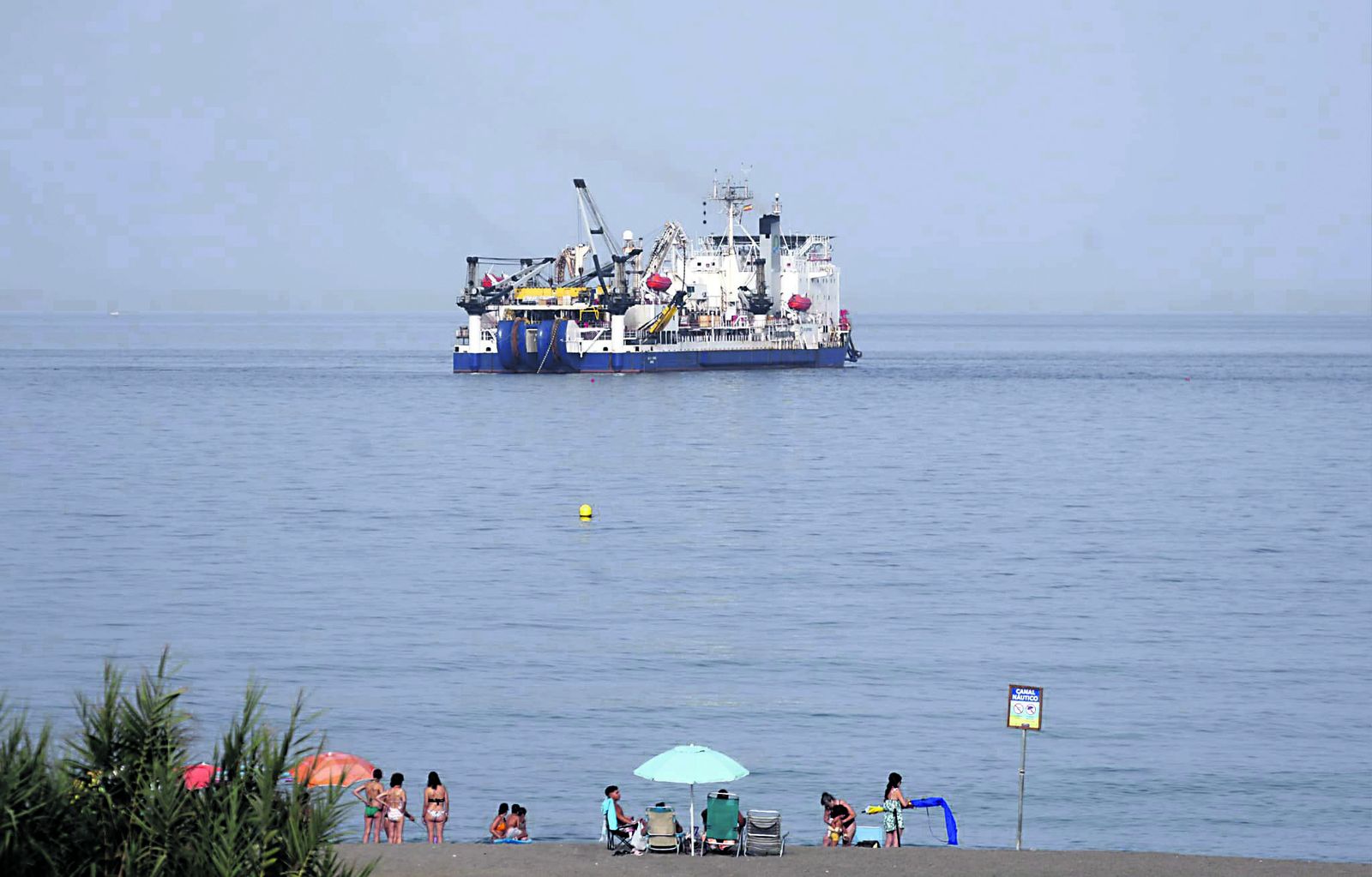 Arranca en La Línea el tendido del cable submarino que unirá la Península con Ceuta. La infraestructura, de 58 kilómetros, garantizará un suministro estable en la ciudad autónoma y permitirá reforzar la demanda energética del Campo de Gibraltar y la Bahía de Algeciras.