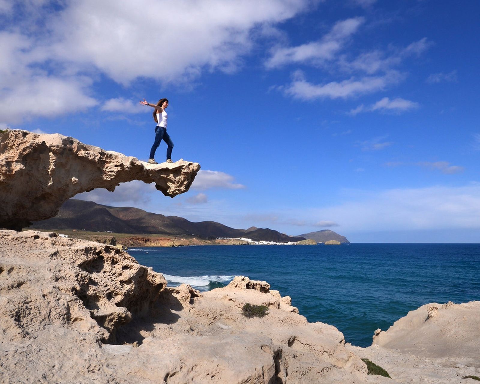 Imagen de archivo de una joven subida a la duna fósil.