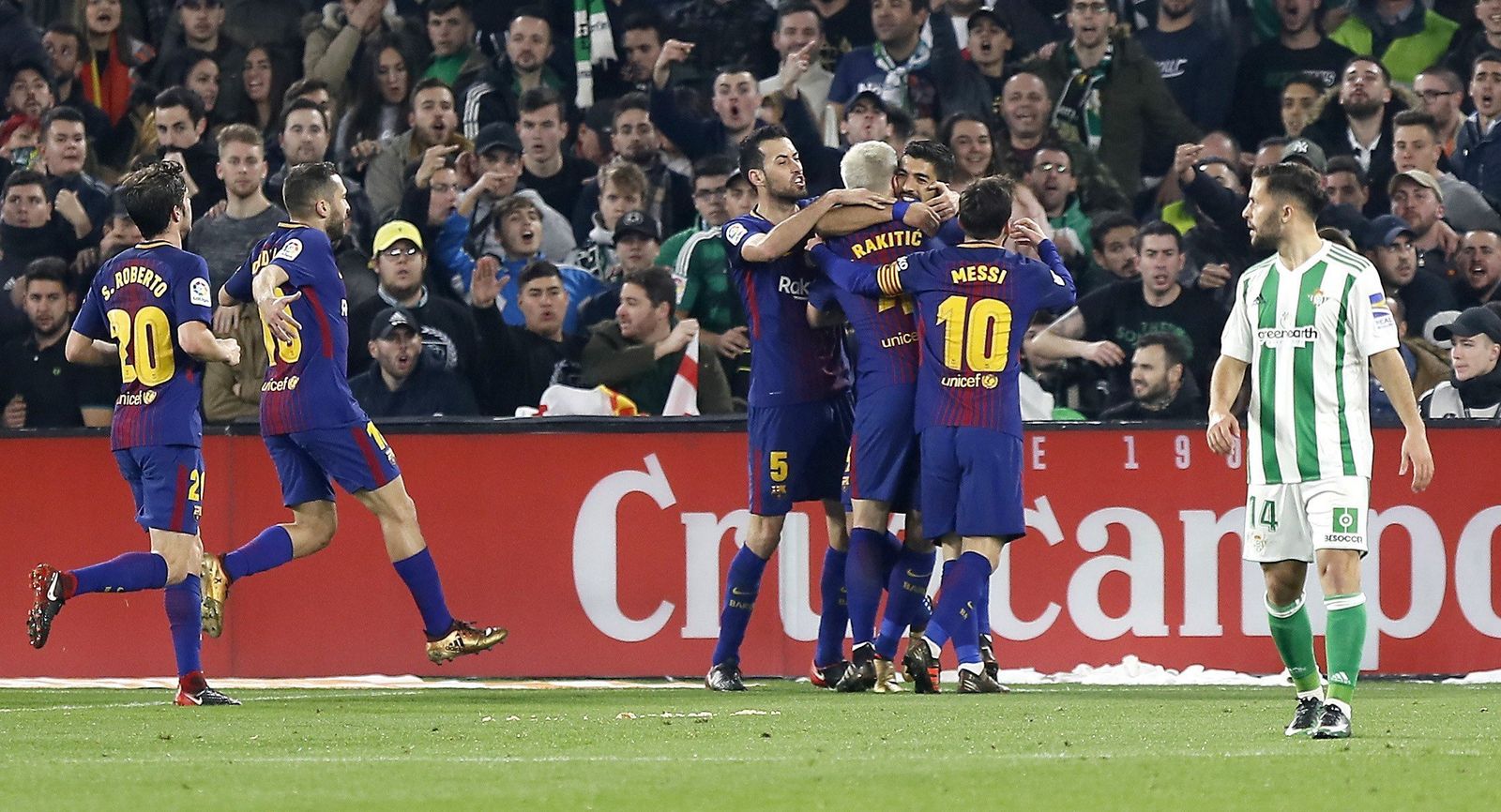 Los futbolistas azulgranas se apiñan para celebrar uno de los cinco goles anotados al Betis en Heliópolis.