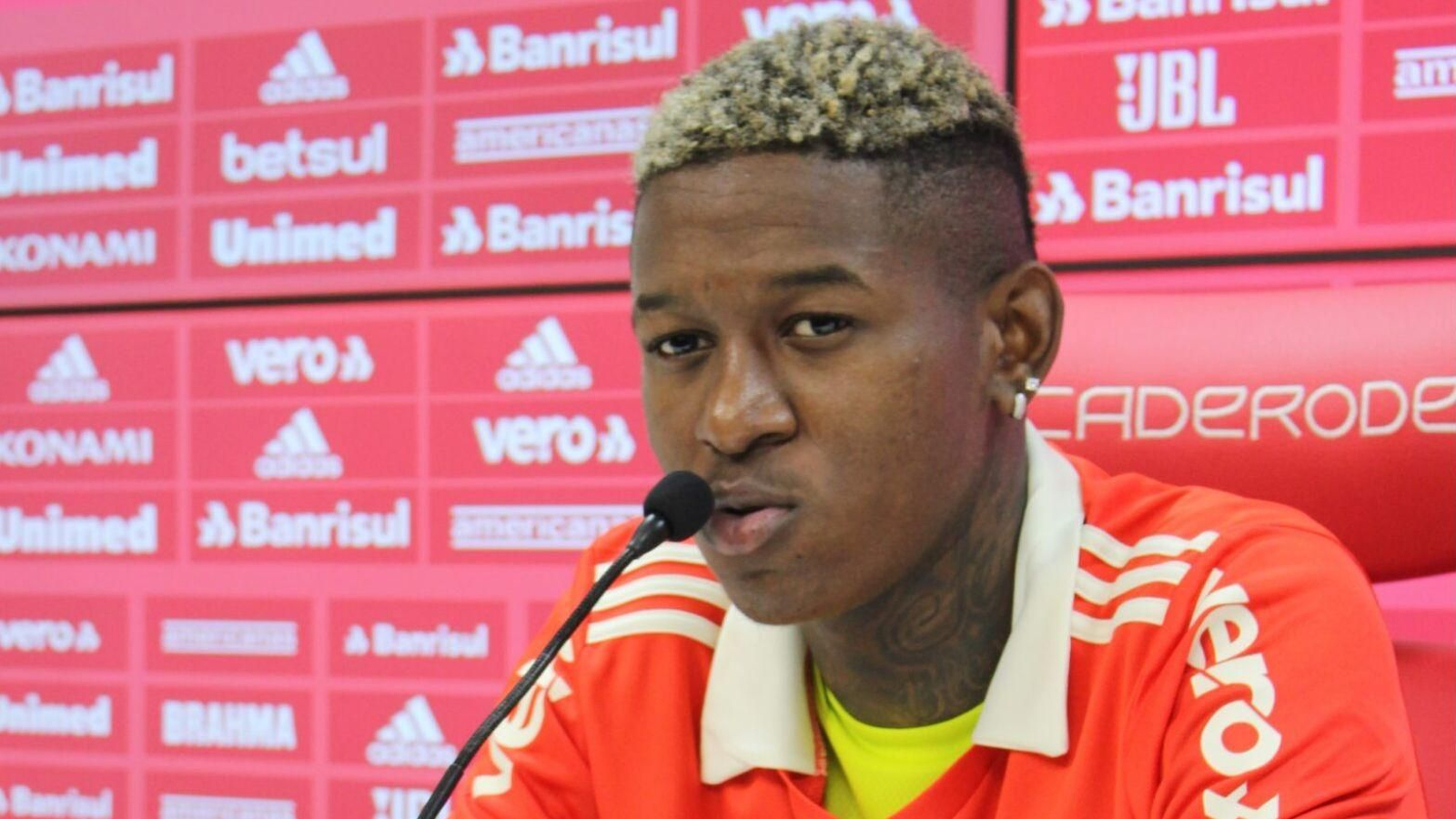 El jugador brasileño posa en su presentación con el SC Internacional