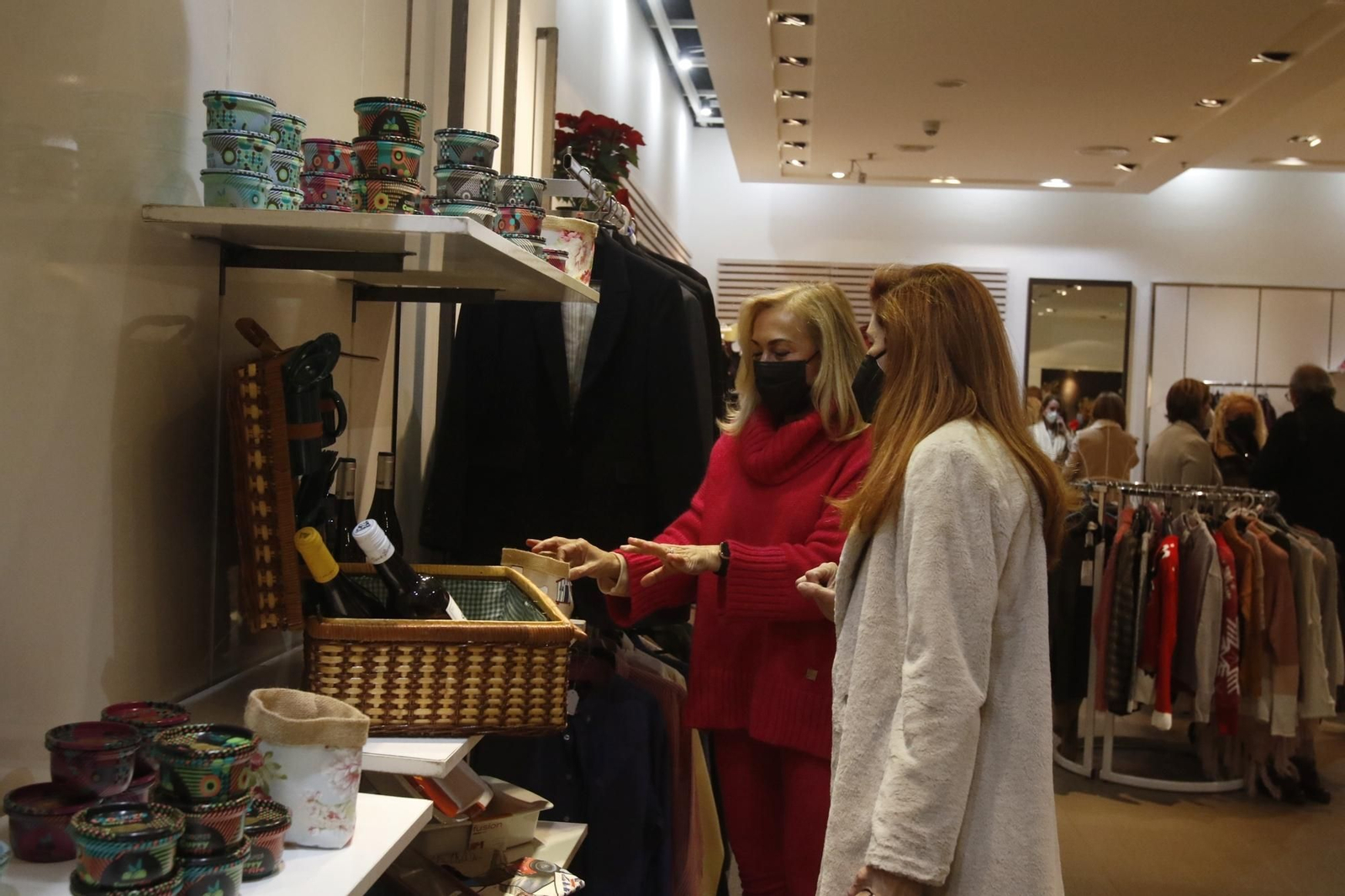 La tienda del centro comercial La Sierra para ayudar a los enfermos de cáncer, en imágenes