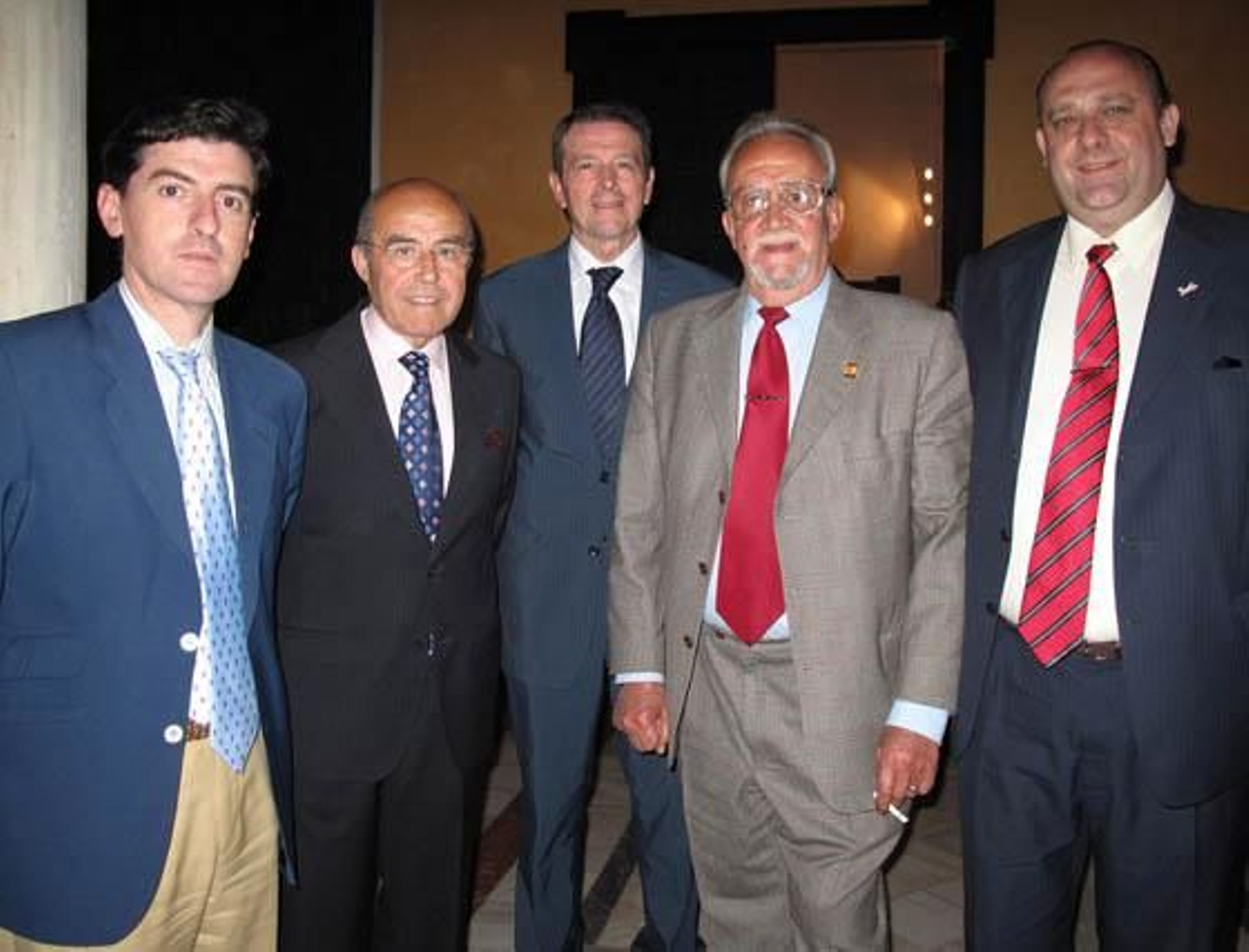 Santiago Padilla, gerente de la Asociación de Hoteles de Sevilla; Juan Robles, presidente de los hosteleros de Sevilla; Arturo Serra, director del Hotel Ayre; Enrique Fernández, presidente de la Asociación de Espectáculo y Turismo Apefise, y Salvador Velázquez, presidente de la Asociación de Barman de Andalucía Occidental.

Foto: Victoria Ramírez
