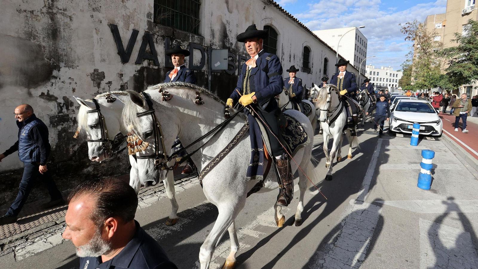 Imágenes de los caballos y jinetes de la Real Escuela hacia el funeral de Álvaro Domecq