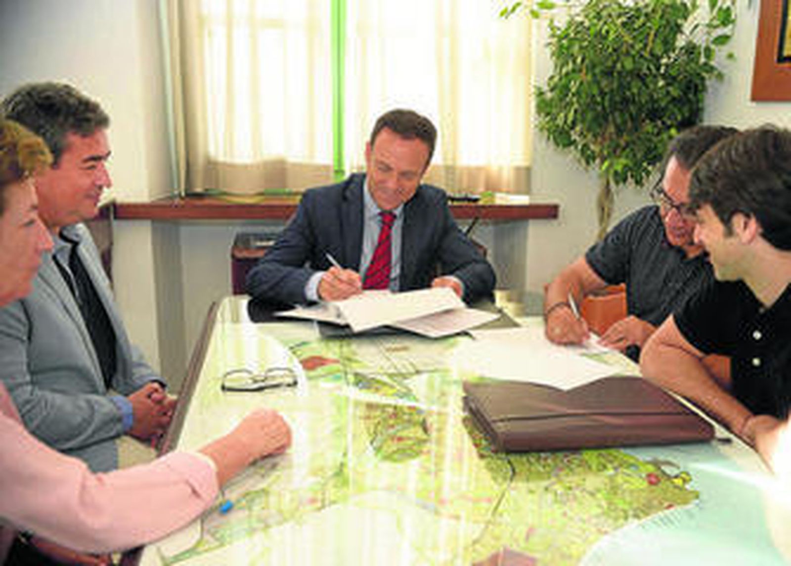 La firma del contrato del servicio de salvamento y socorrismo, ayer en Alcaldía.