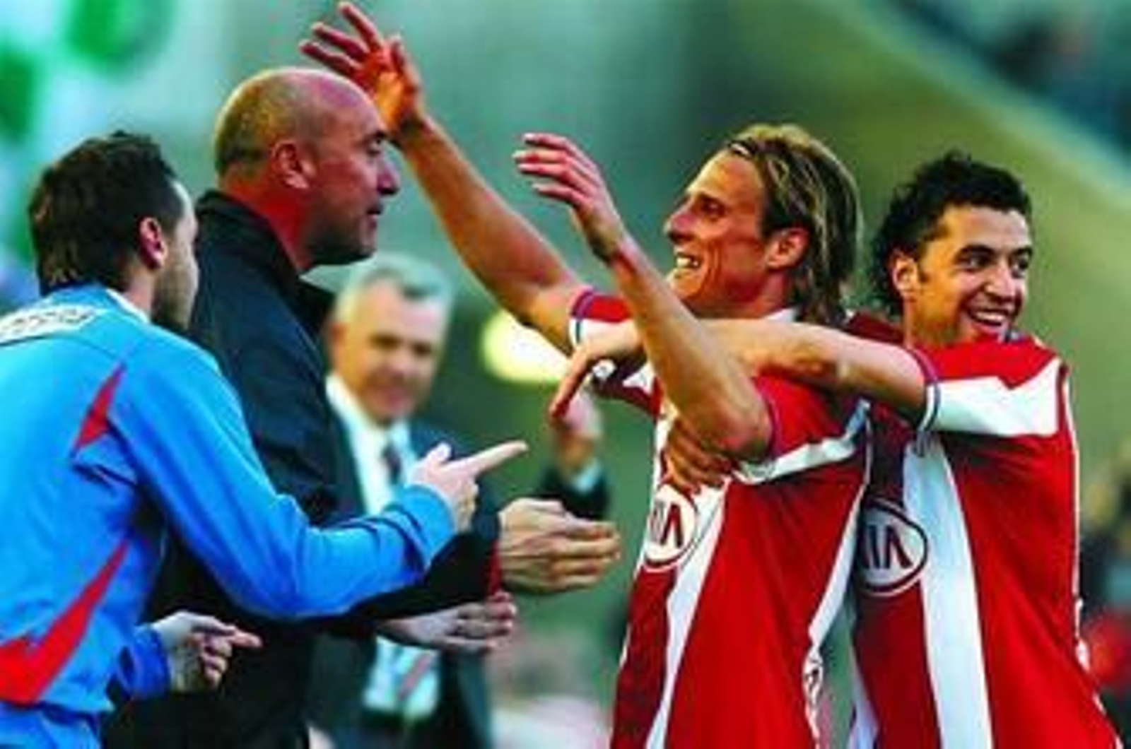 Forlán celebra uno de sus goles, ayer en Santander.