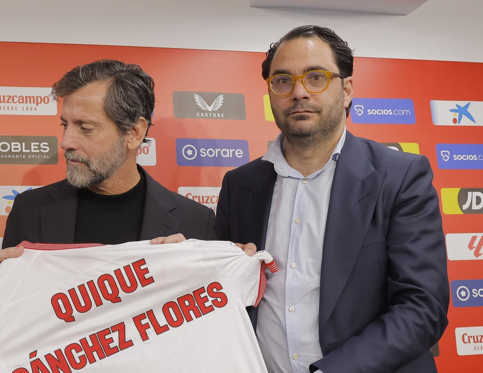 Víctor Orta, junto a Quique Flores.