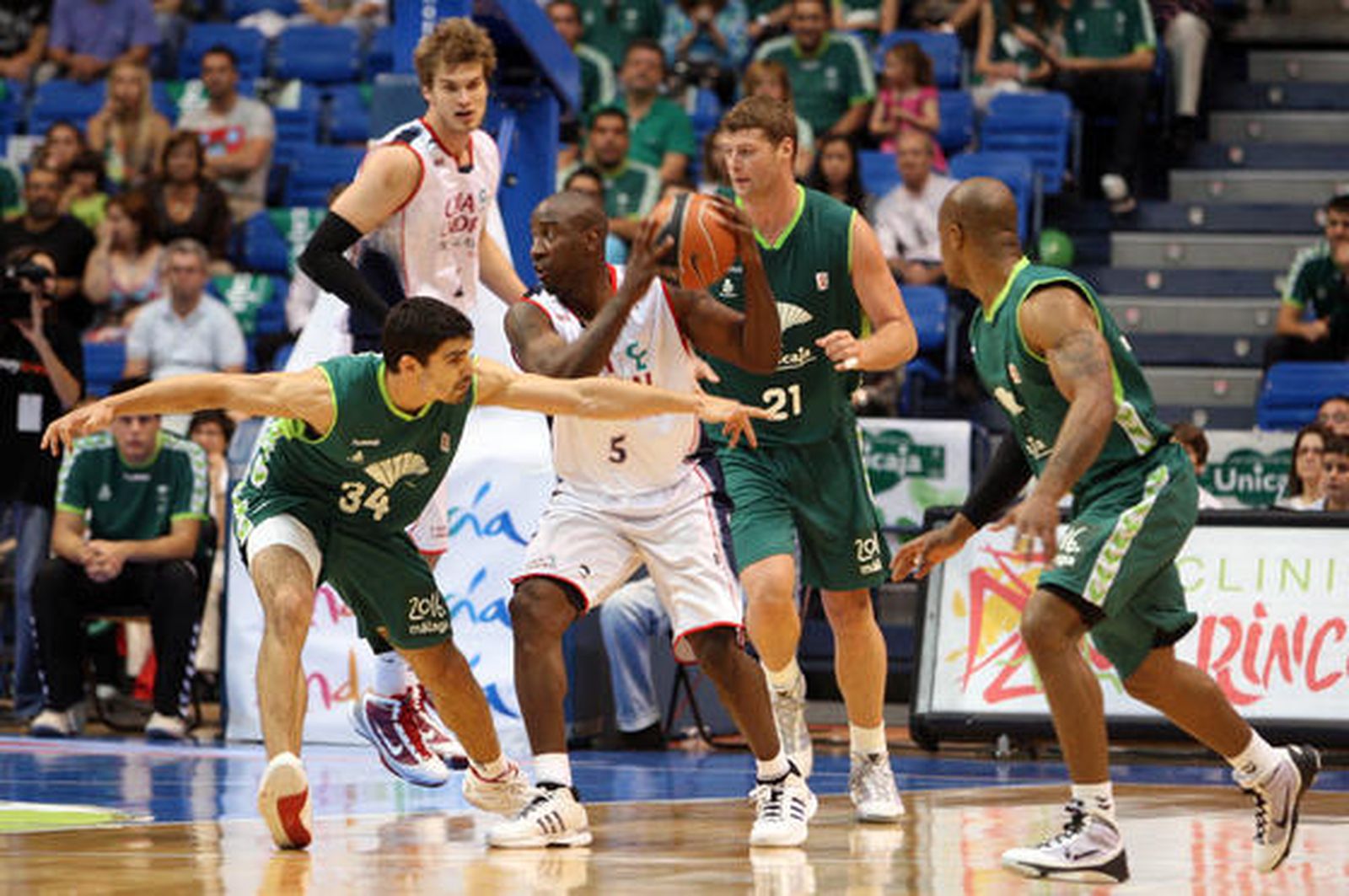 Los malagueños firman un 12-5 en la segunda vuelta y tras ganar al equipo vitoriano (70-62) consiguen el deseado quinto puesto


Foto: Migue fernandez