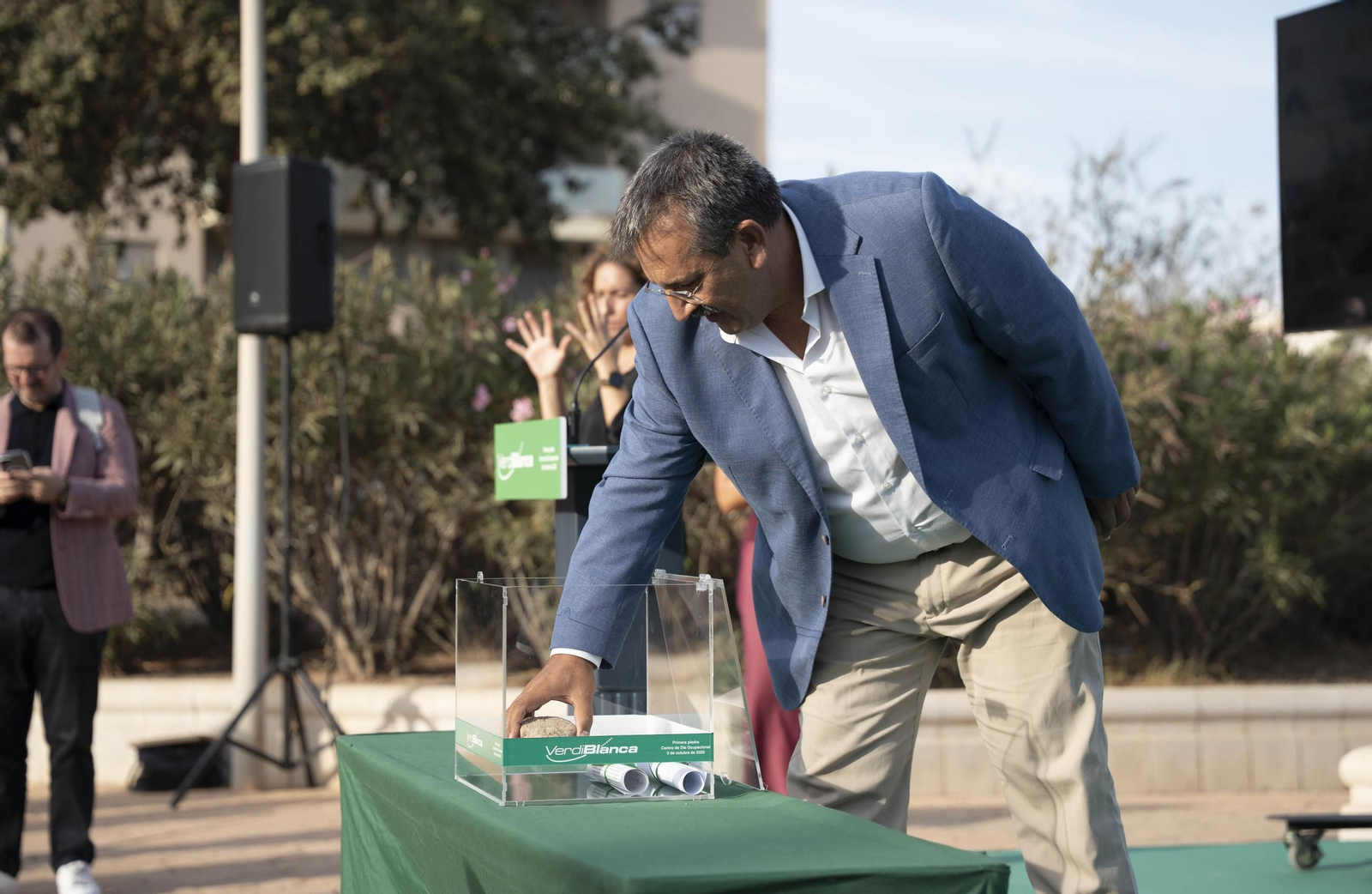 Las imágenes de la primera piedra del centro de día ocupacional Juan Goytisolo de Verdiblanca en Almería